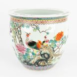 A Chinese cache pot made of porcelain and decorated with phoenixes. 20th C. (H:28 x D:31 cm)