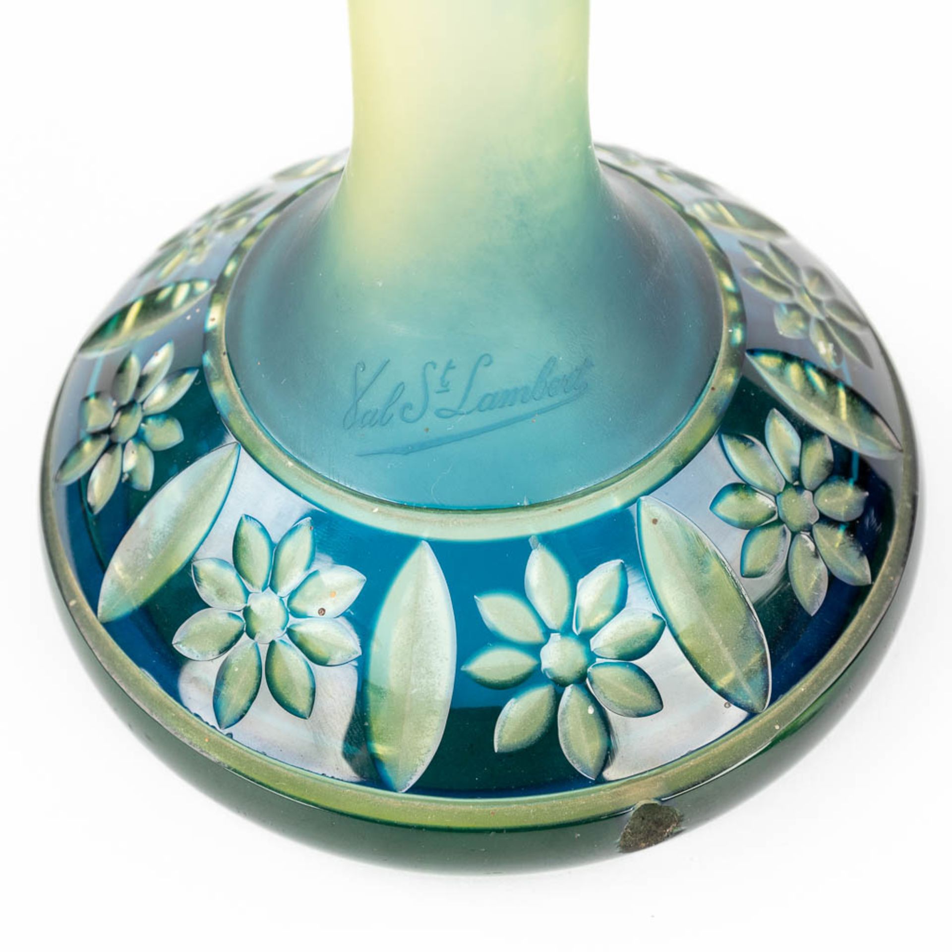 Val Saint Lambert, a pate de verre table lamp with green and blue floral decor. (H:32 x D:14 cm) - Bild 12 aus 14