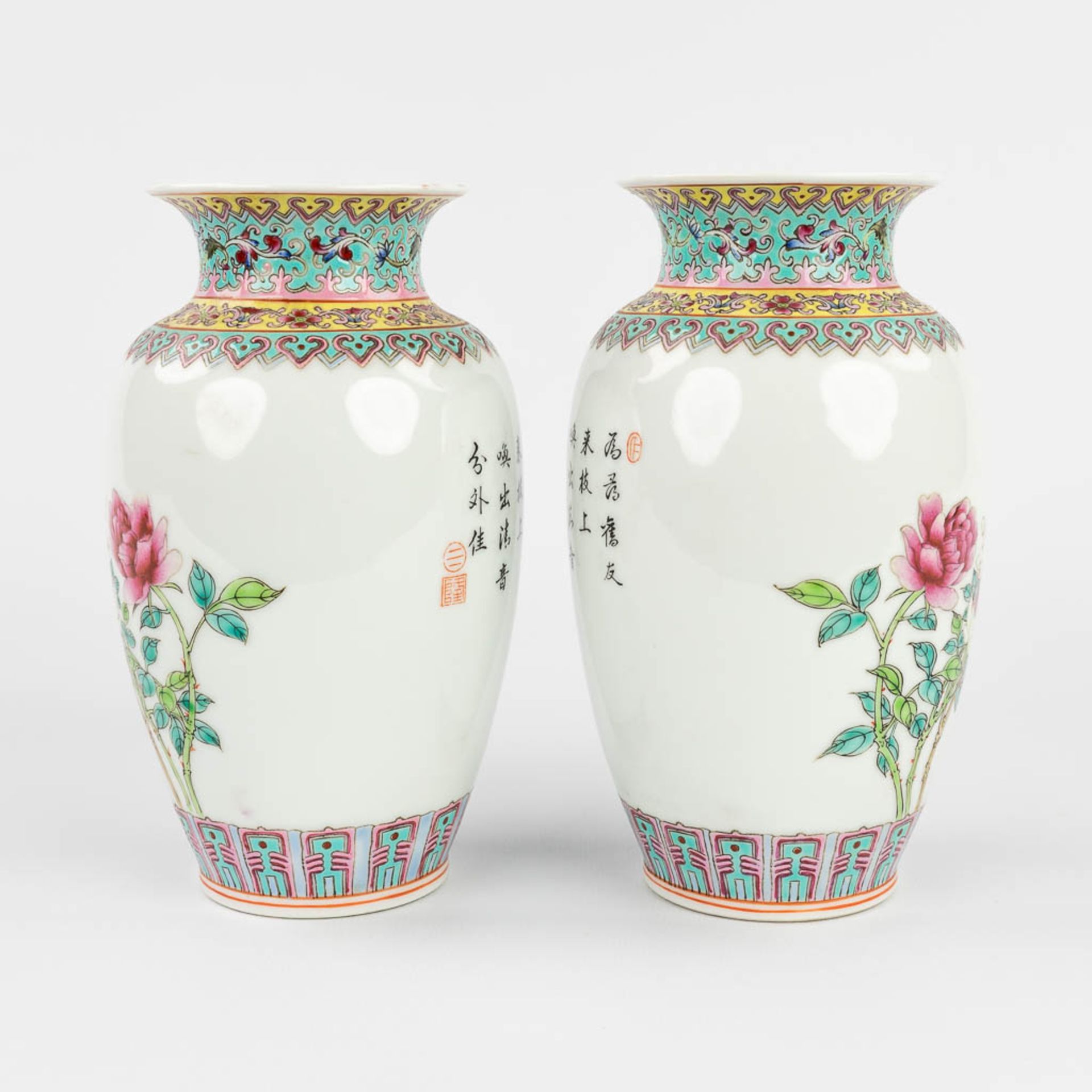 A pair of young Chinese vases decorated with fauna and flora. 20th C. (H:17,5 cm) - Bild 7 aus 14