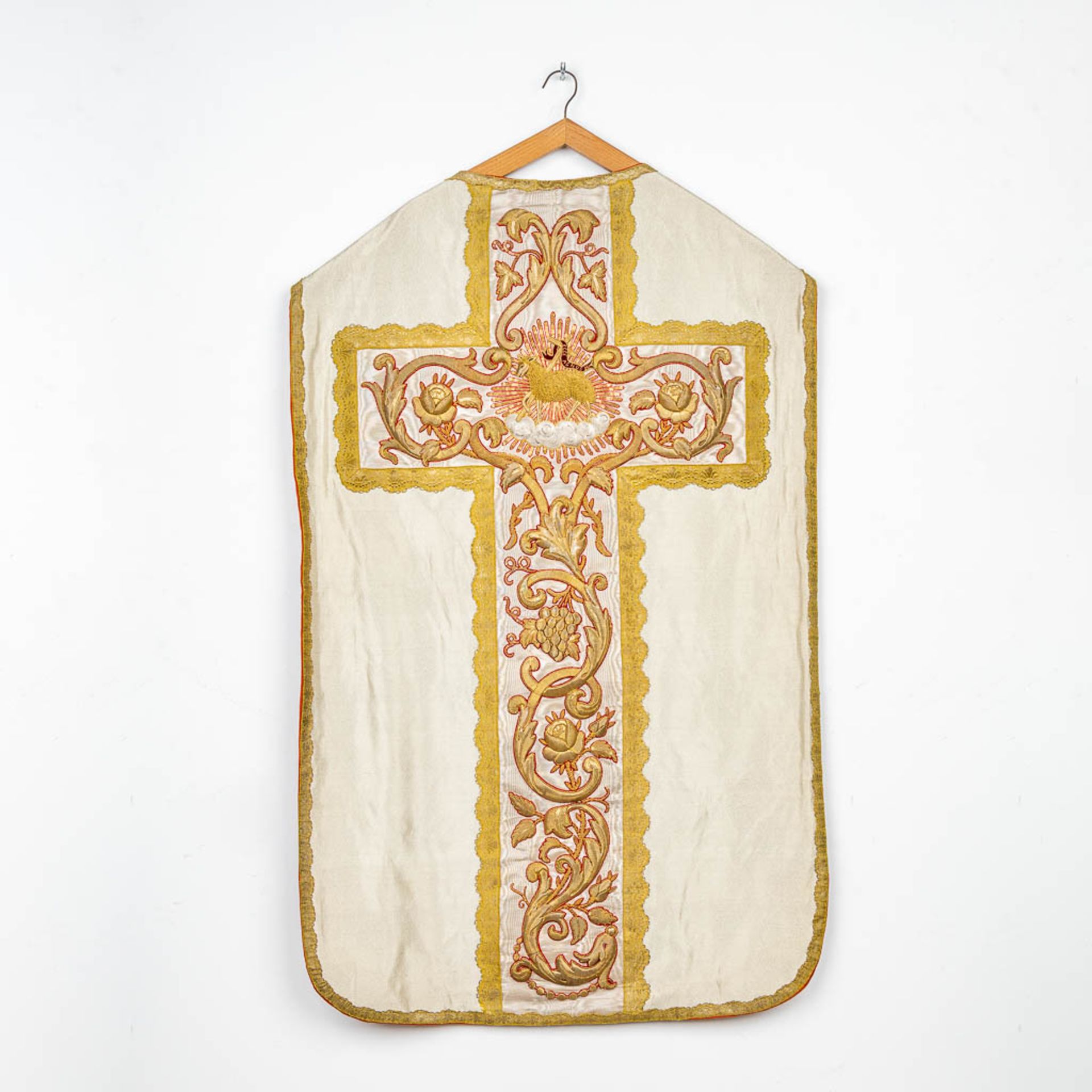 A collection of two Roman Chasubles, decored with embroidered floral decors (H:114 cm) - Bild 2 aus 18