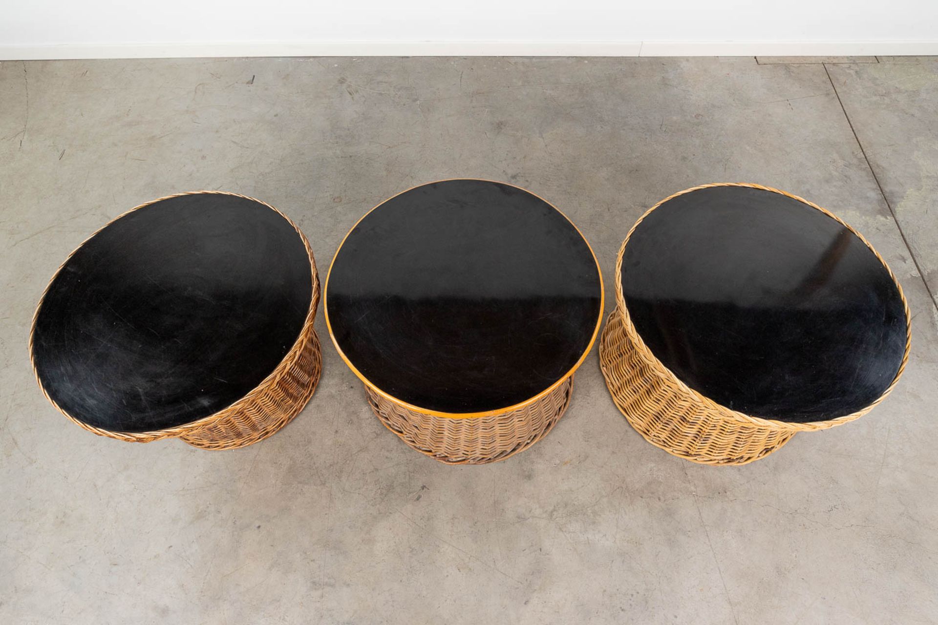 A collection of 3 rotan side tables with a black top. (H:49 x D:71 cm) - Bild 7 aus 8