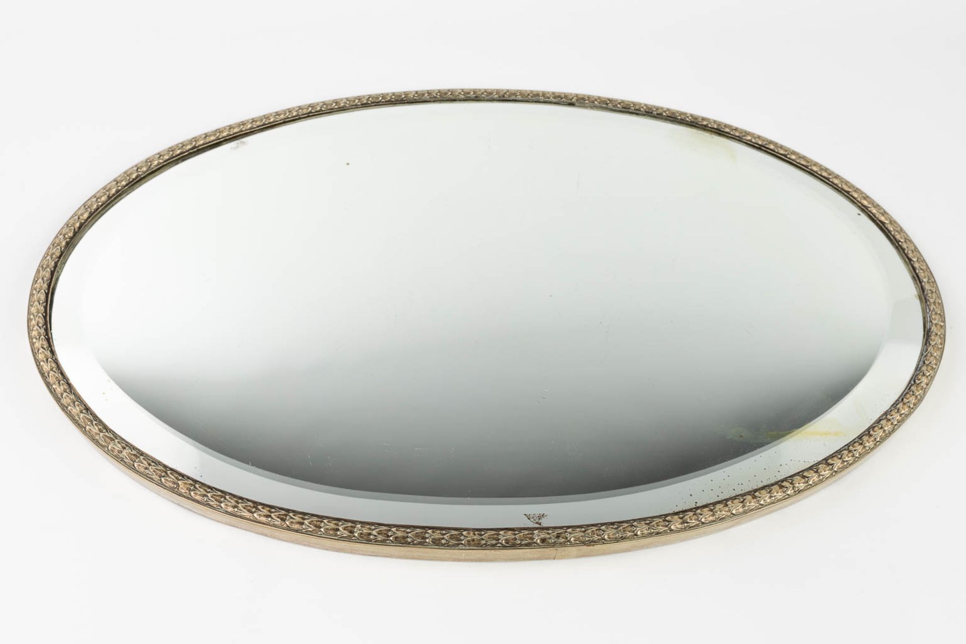 A serving tray with a mirror and silver rim. Not marked. (L:38,5 x W:60 x H:2 cm) - Image 5 of 13