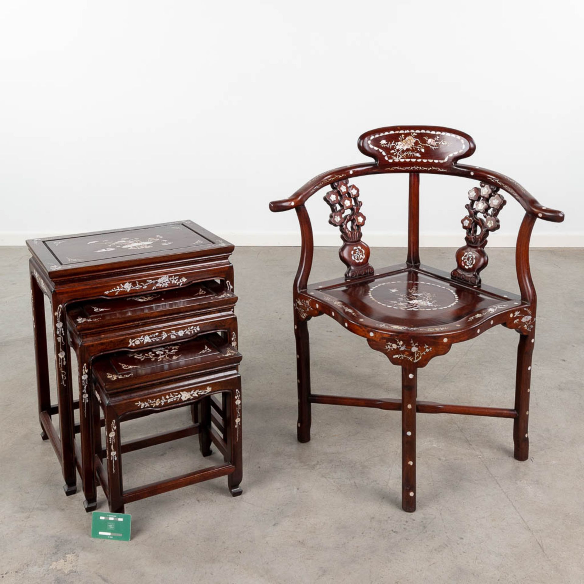 A set of Oriental cigogne side tables and a chair, decorated with mother of pearl. (L:55 x W:55 x H: - Bild 2 aus 18