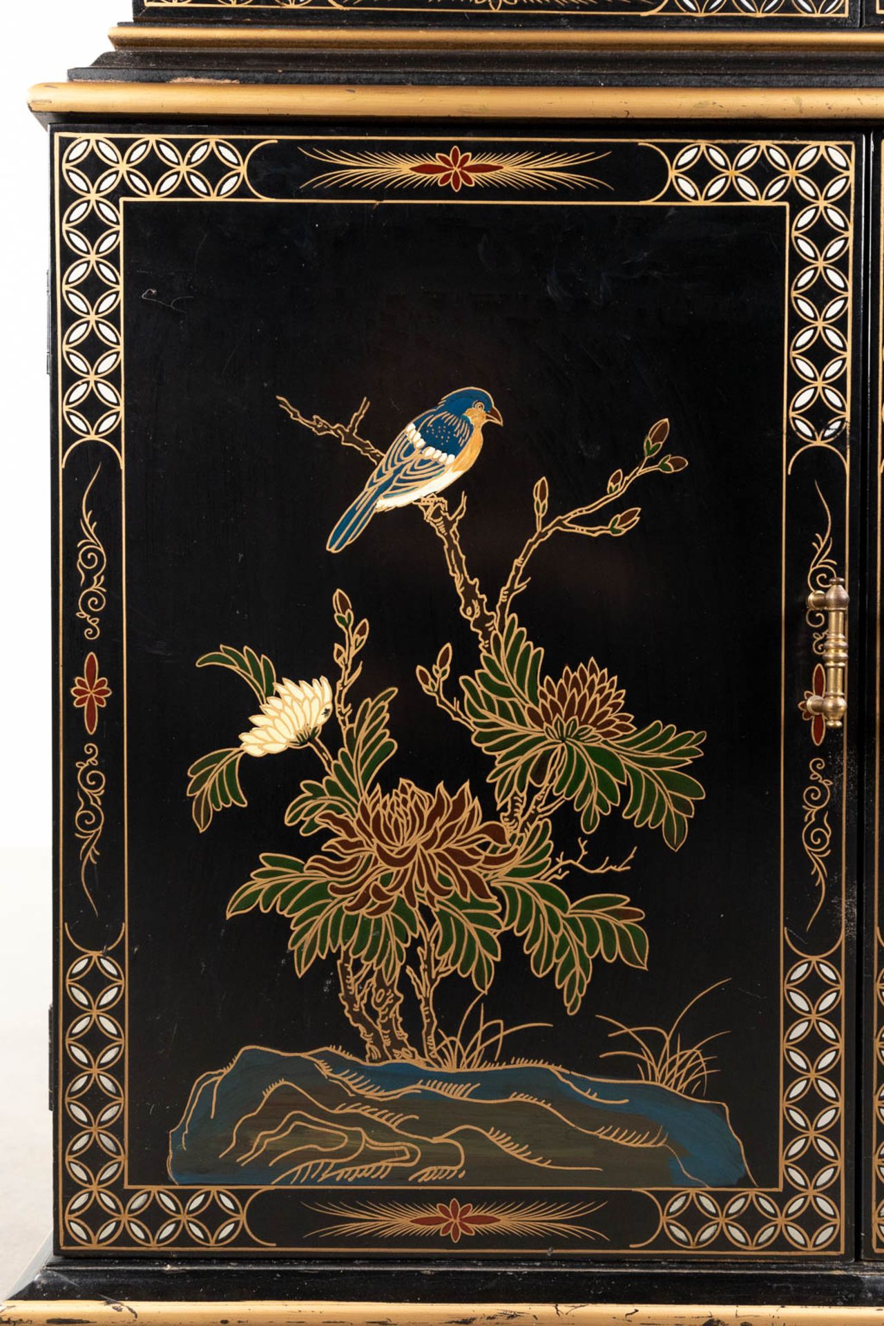 A display cabinet decorated with Oriental decors and birds. 20th C. (L:44 x W:84 x H:203 cm) - Bild 9 aus 10