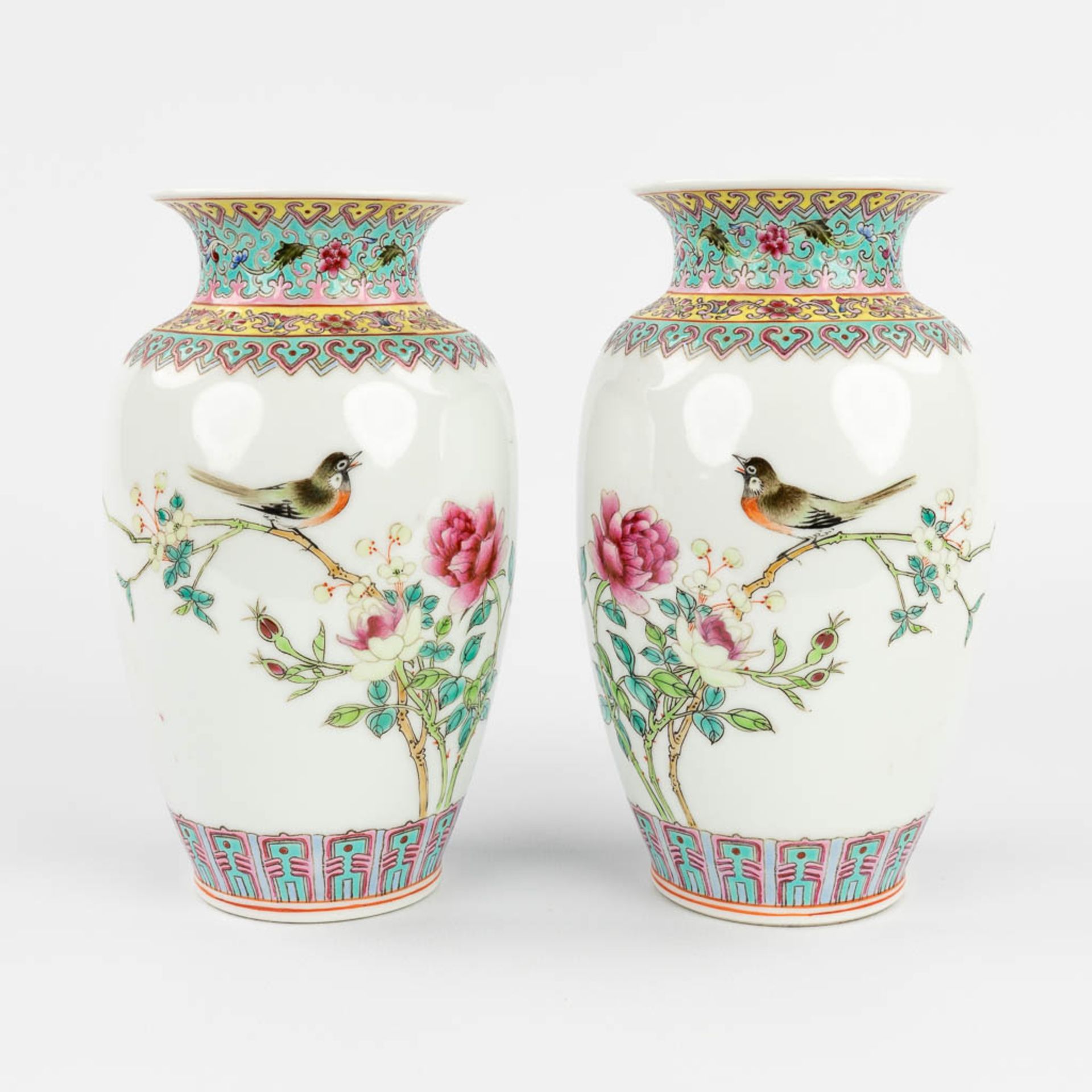A pair of young Chinese vases decorated with fauna and flora. 20th C. (H:17,5 cm) - Bild 3 aus 14