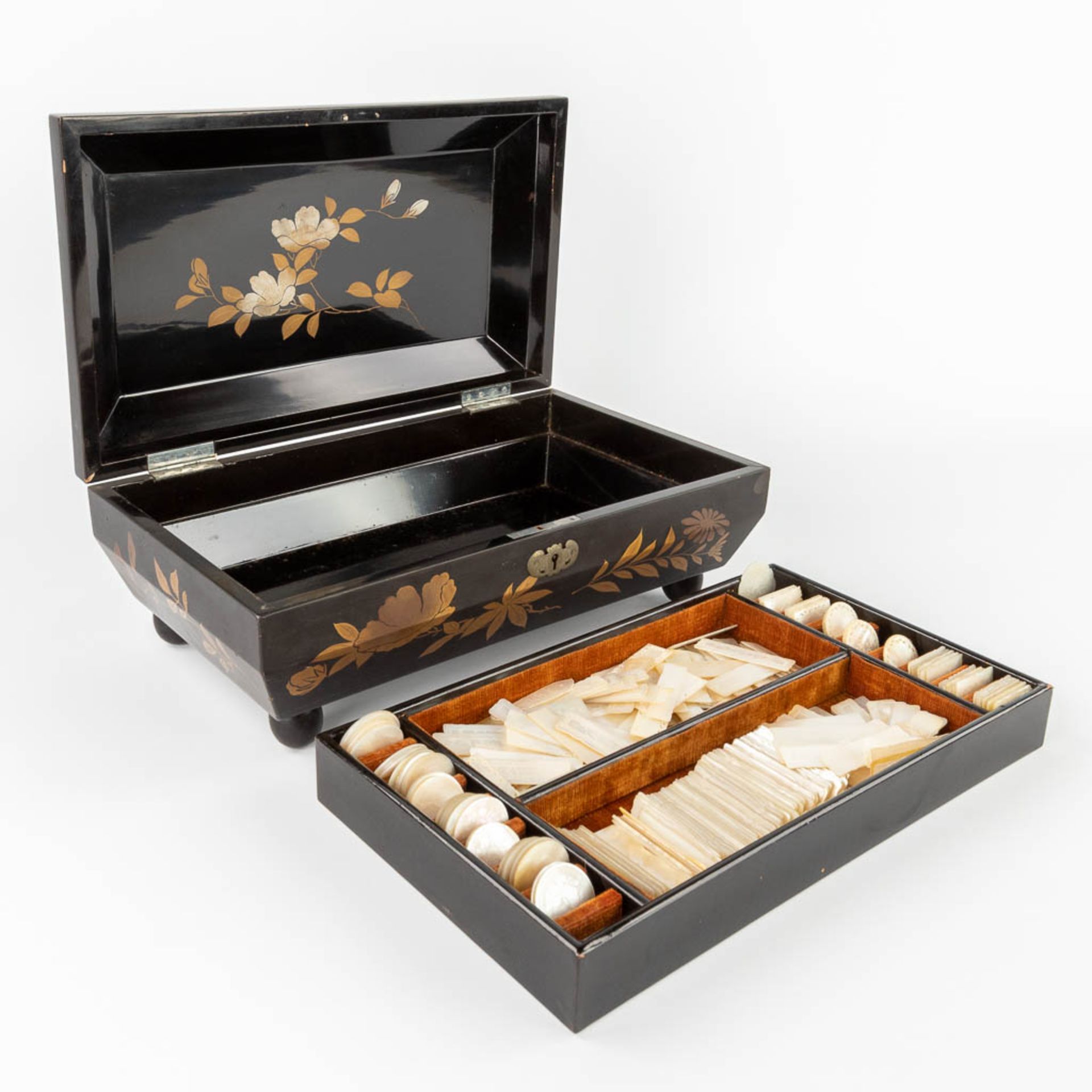 A game box with decor of fauna and flora, filled with Chinese mother of pearl inlay. (L:20 x W:35 x - Bild 15 aus 16