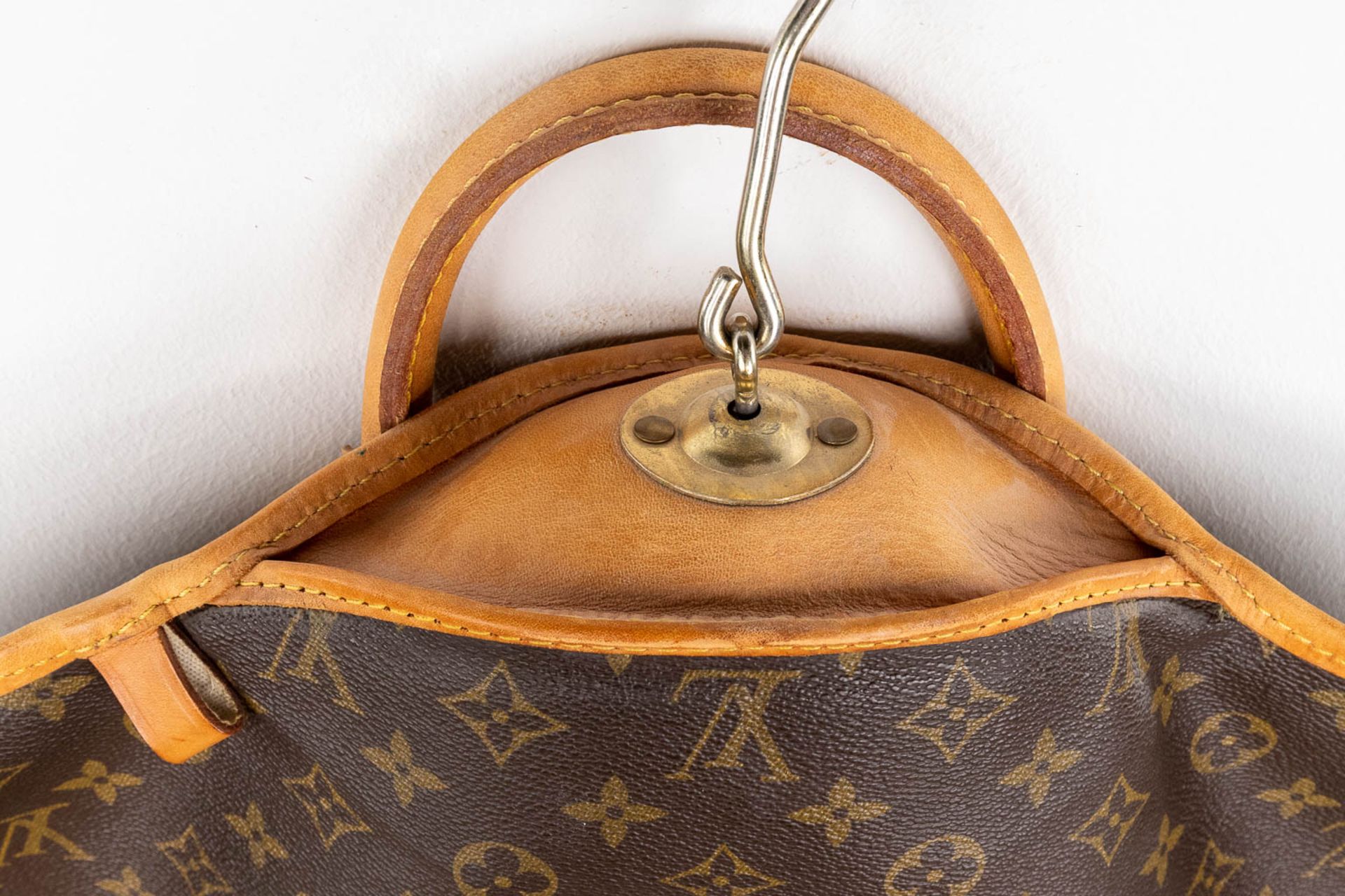 Louis Vuitton, a vintage costume storage bag made of leather. (H:123 cm) - Image 18 of 18