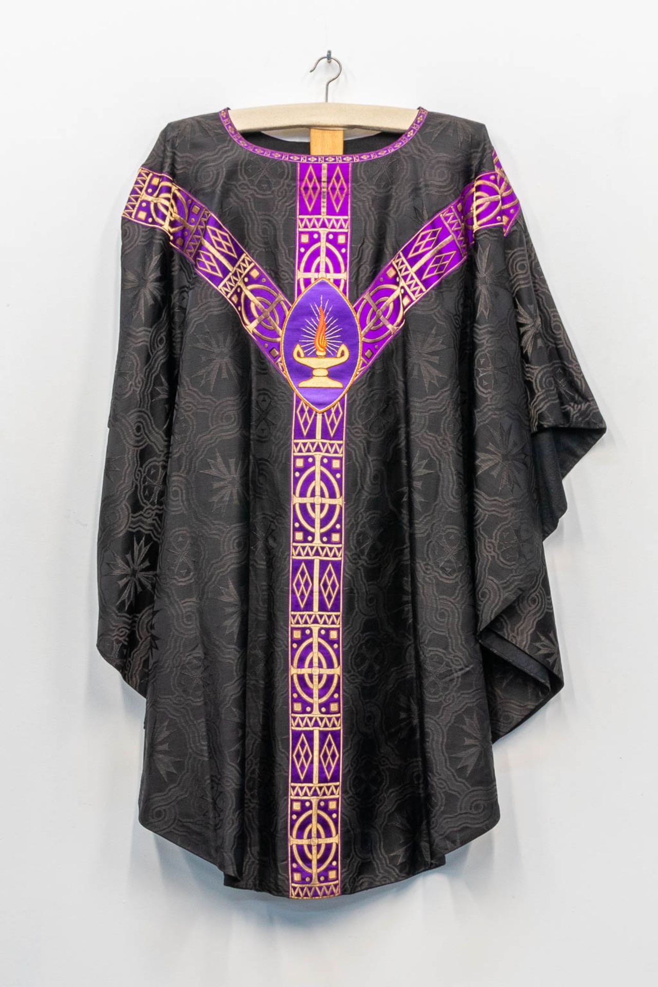 A collection of 4 vintage chasubles. 20th C. - Bild 6 aus 12