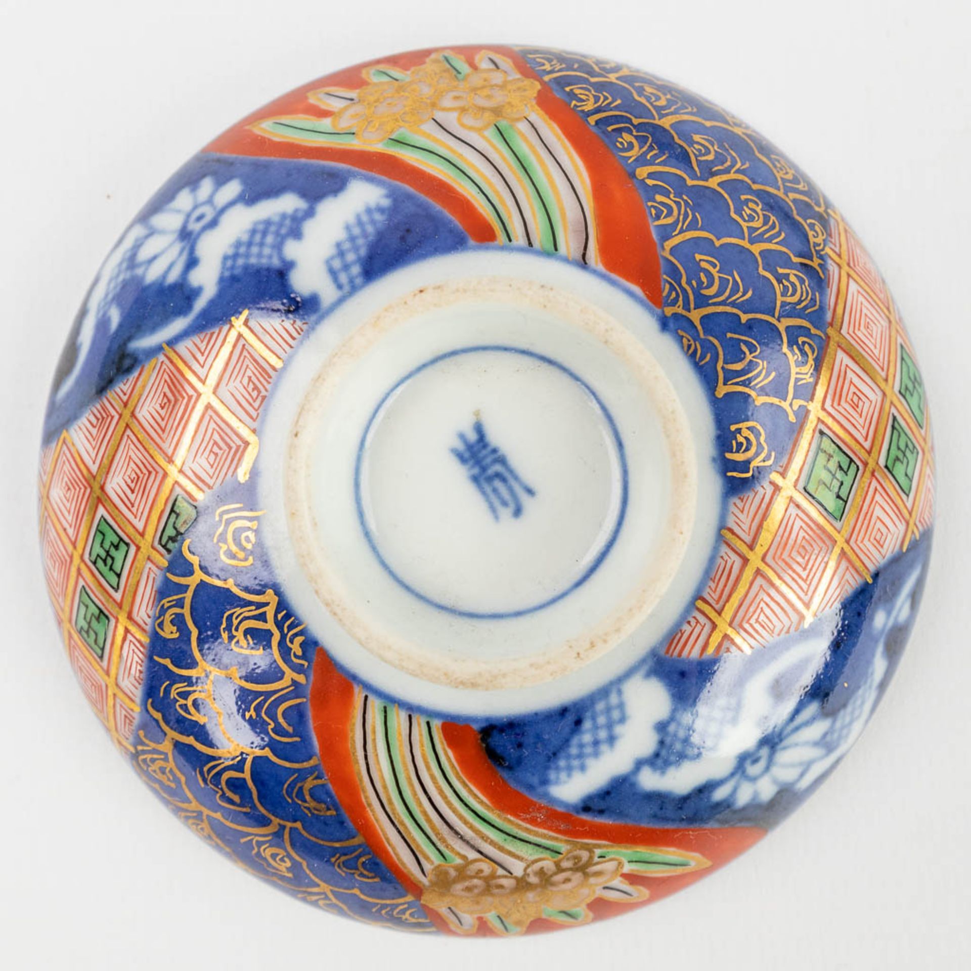 A collection of 30 pieces of porcelain and faience and porcelain, made in Japan, Imari. (H:25,5 x D: - Image 8 of 14