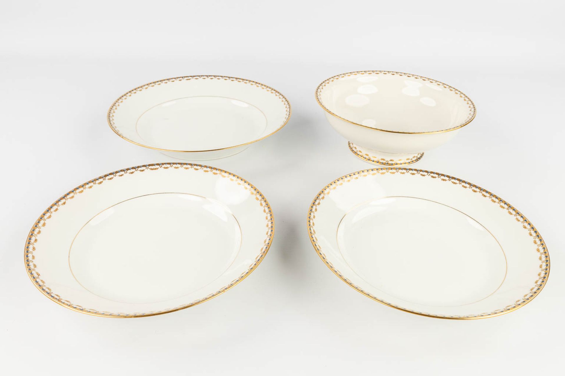 Porcelaine De Limoges, a 77 piece large dinner service. (L: 29 x W: 44 cm) - Image 15 of 20