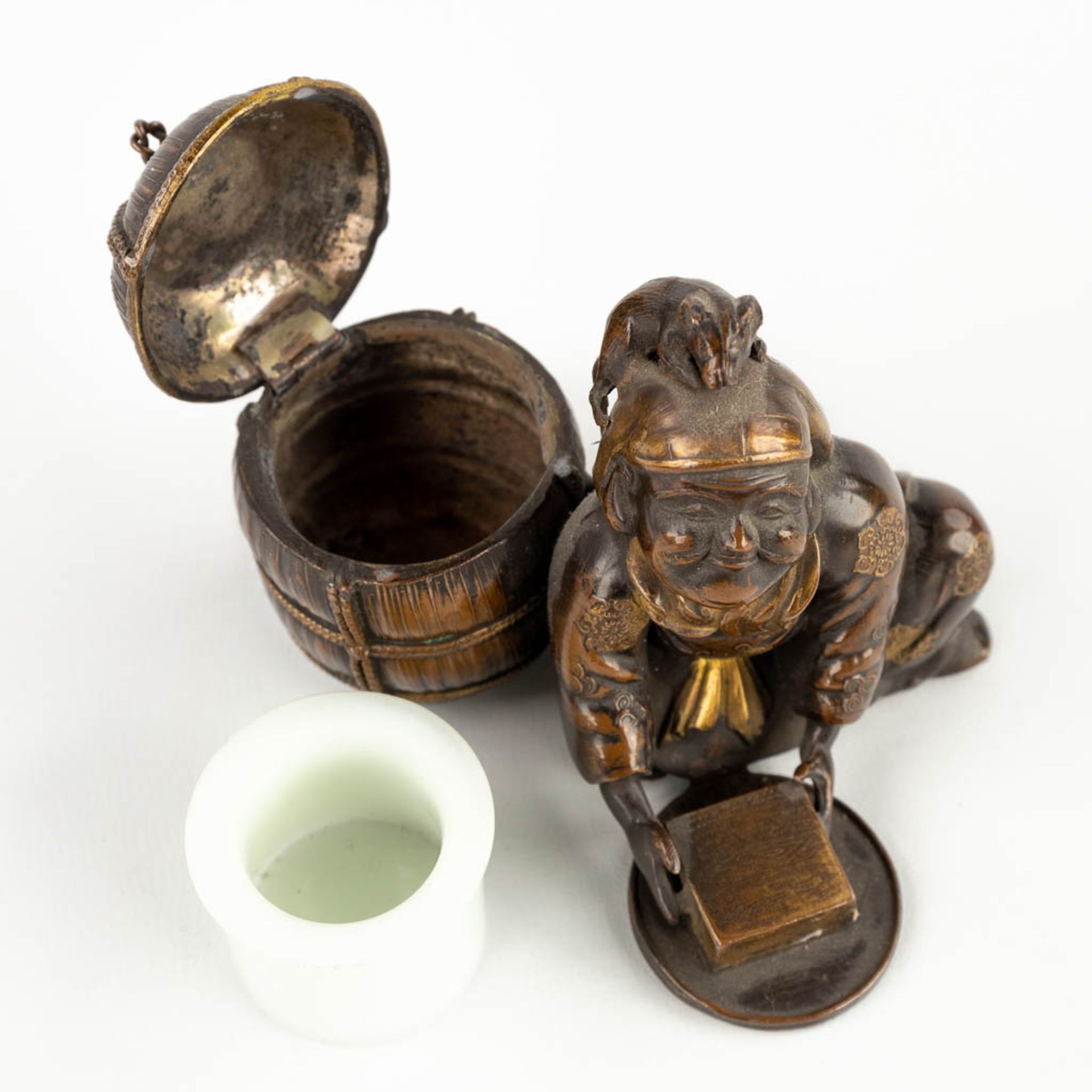 A figurative ink pot, bronze, Oriental figurine with a mouse. 19th century. (L: 8 x W: 10 x H: 8 cm) - Image 12 of 14