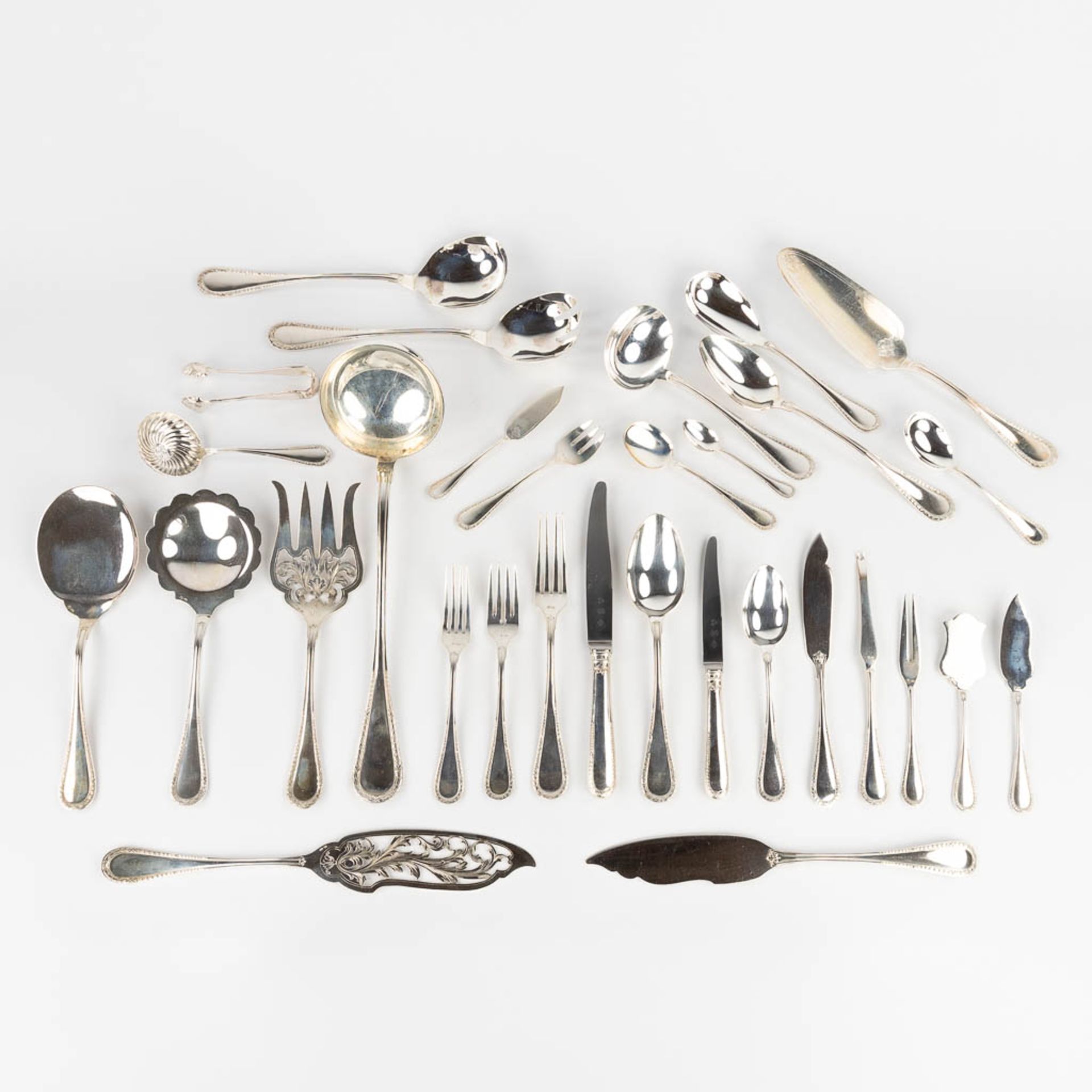 Wolfers Frres Brussels, a 166-piece silver cutlery set. Marked A800. 7041g. (W: 9 x H: 34 cm)