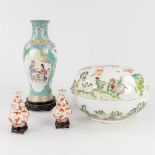A collection of 4 items made of Chinese porcelain. 20th century. (H: 17 x D: 26 cm)