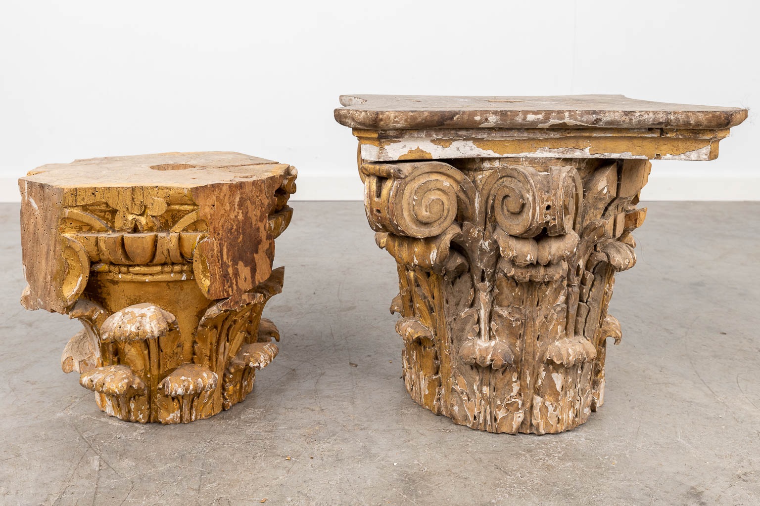 A collection of 2 antique gilt and wood-sculptured Corinthian Capitels. 18th C. (L: 37 x W: 37 x H: - Image 9 of 10
