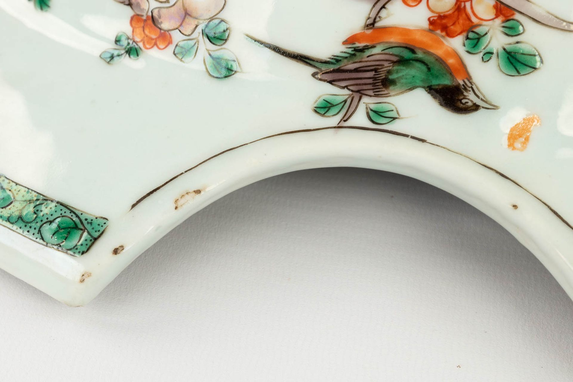 A Chinese shaving bowl, Famille Verte, and decorated with fauna and flora. 18th/19th century. (L: 28 - Image 15 of 17