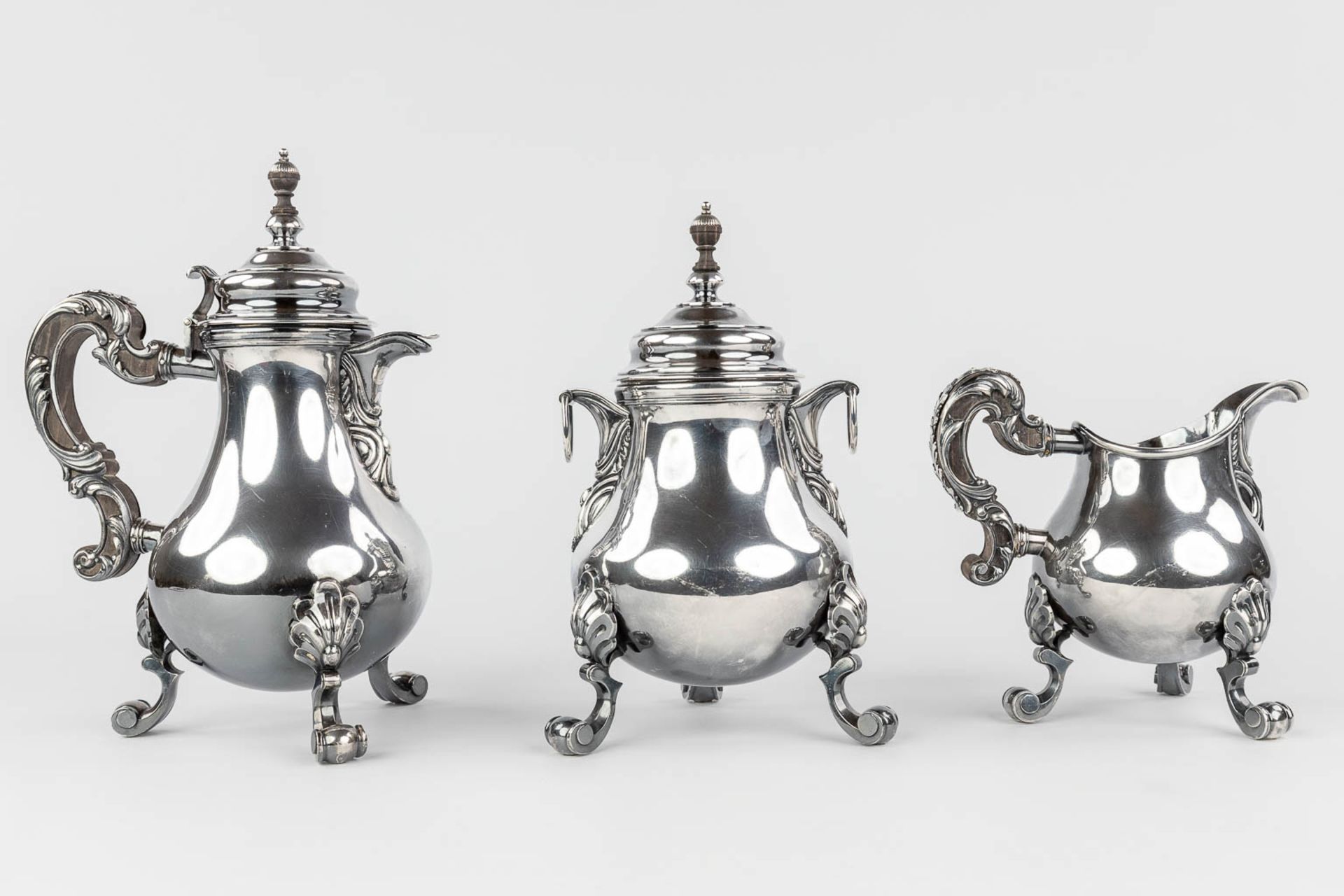 A solid silver Coffee and tea pot, with a milk jug. Probably Schotland, circa 1900. 2,480g. (L: 20 x - Image 3 of 13