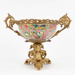 A Chinese bowl, decorated with Kanton decors and mounted on a bronze foot. 19th/20th C. (L: 26 x W: