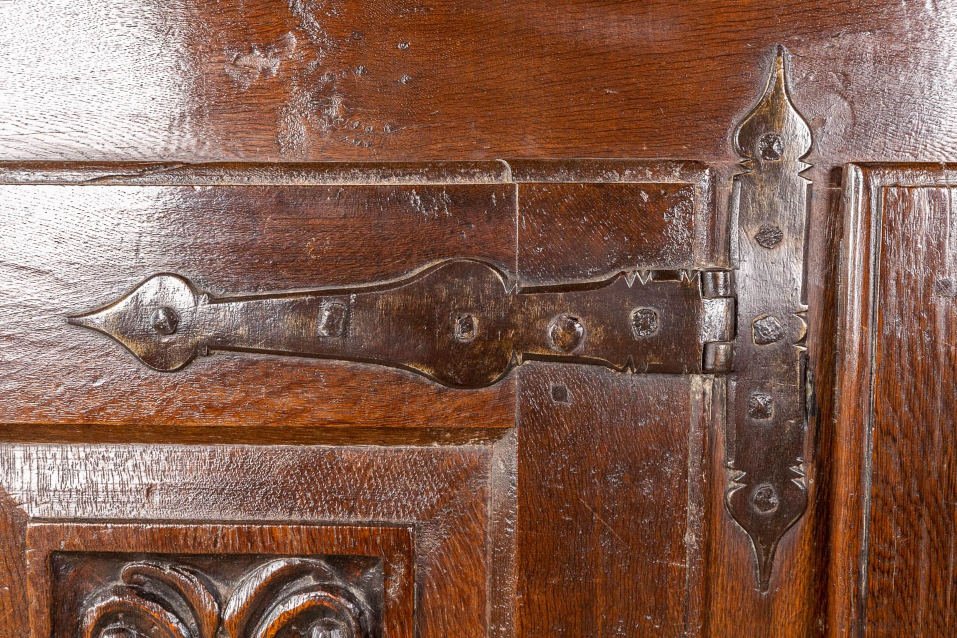 An antique three-door cabinet with sculptured oak doors, France, 17th C. (L: 55 x W: 175 x H: 151 cm - Image 11 of 23