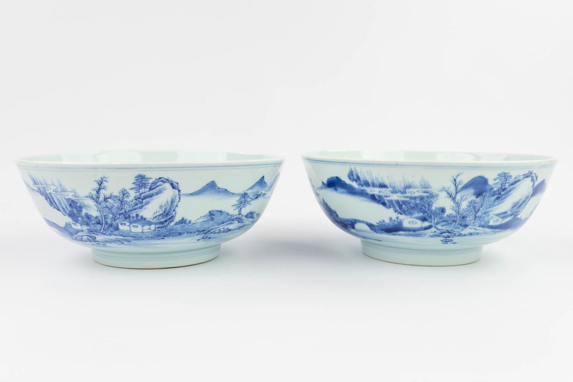 A pair of Chinese bowls made of blue-white porcelain. 18th/19th century. (H: 11 x D: 26,5 cm) - Image 10 of 17