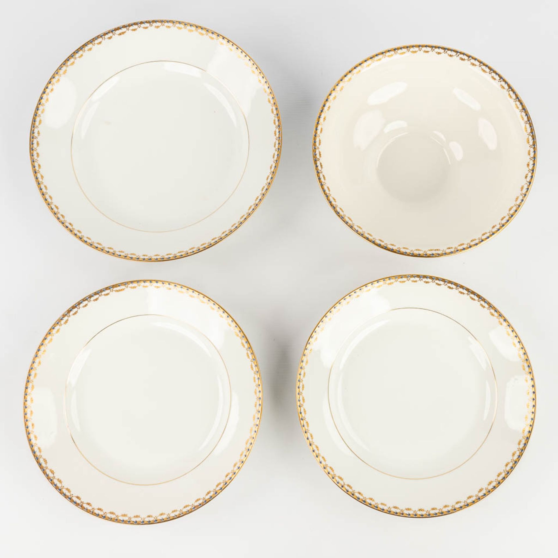 Porcelaine De Limoges, a 77 piece large dinner service. (L: 29 x W: 44 cm) - Image 14 of 20