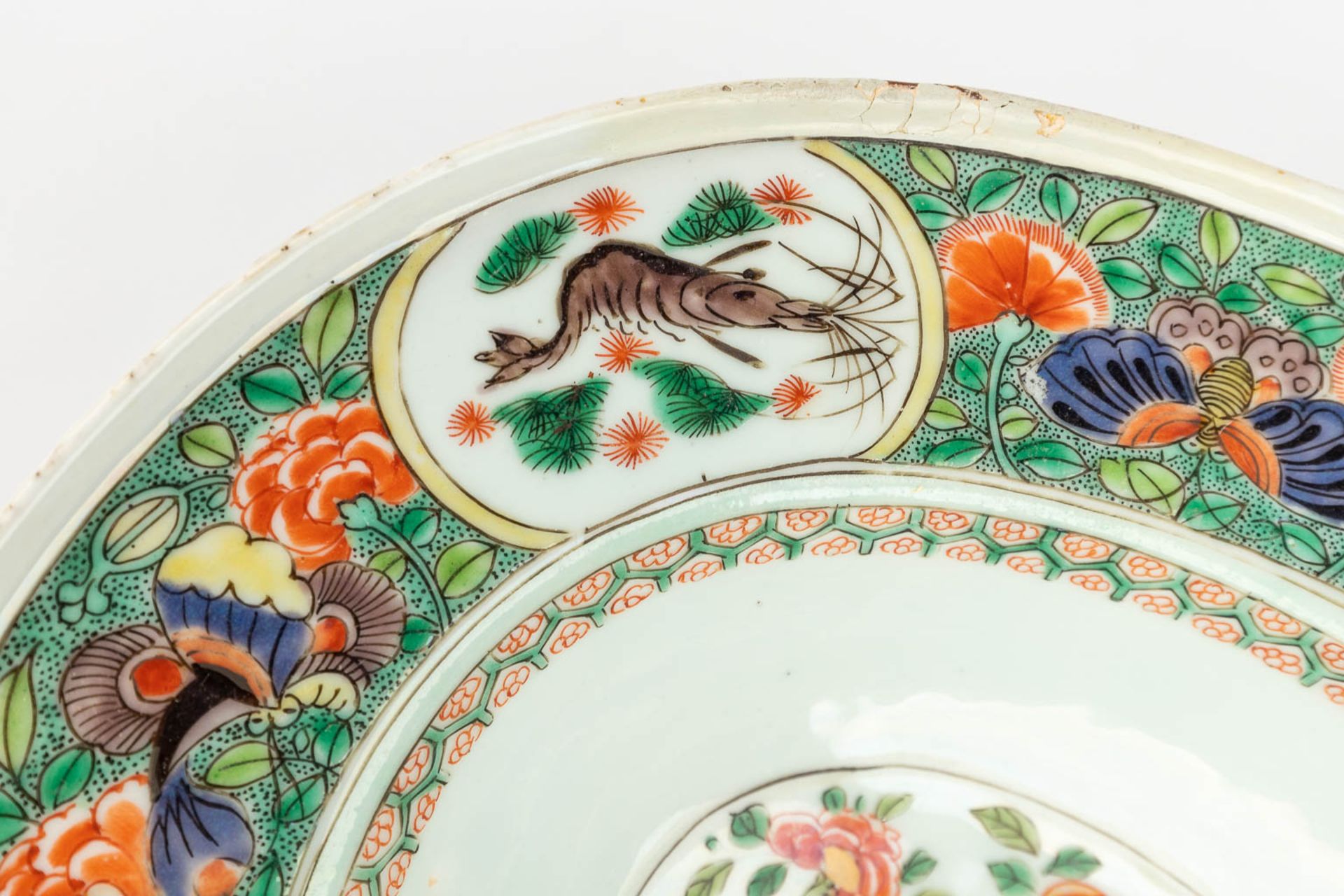 A Chinese shaving bowl, Famille Verte, and decorated with fauna and flora. 18th/19th century. (L: 28 - Image 10 of 17