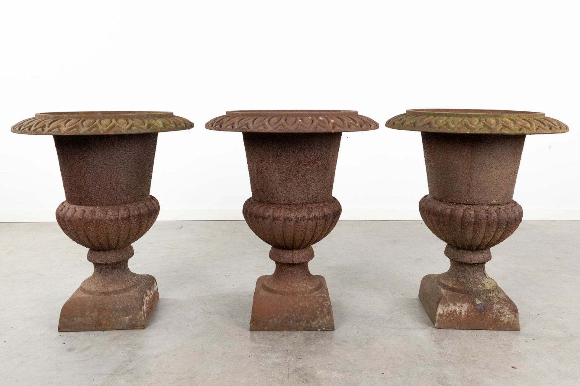 A collection of 3 large garden vases made of cast iron. (H: 67 x D: 55 cm) - Image 3 of 9