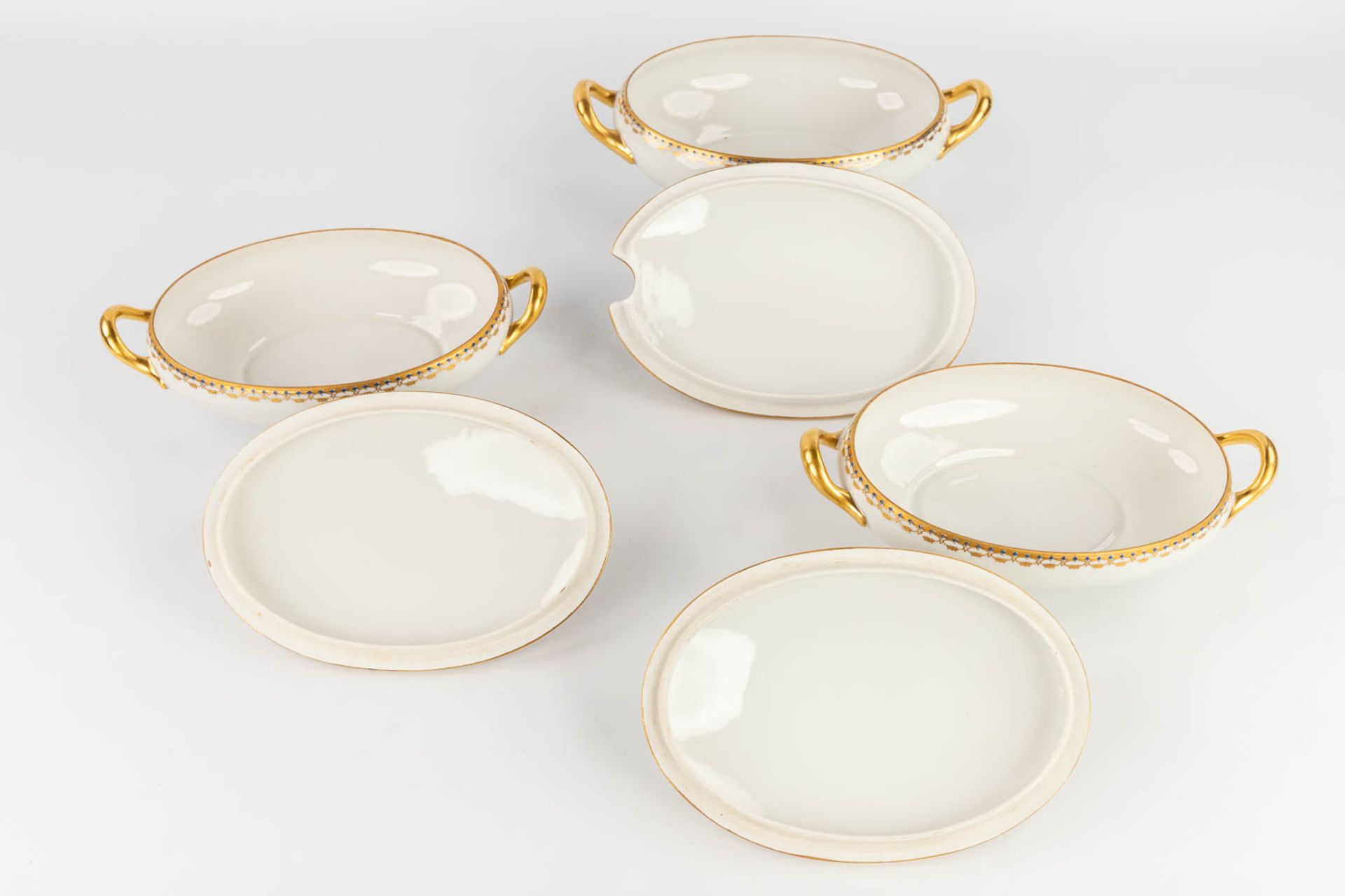 Porcelaine De Limoges, a 77 piece large dinner service. (L: 29 x W: 44 cm) - Image 18 of 20