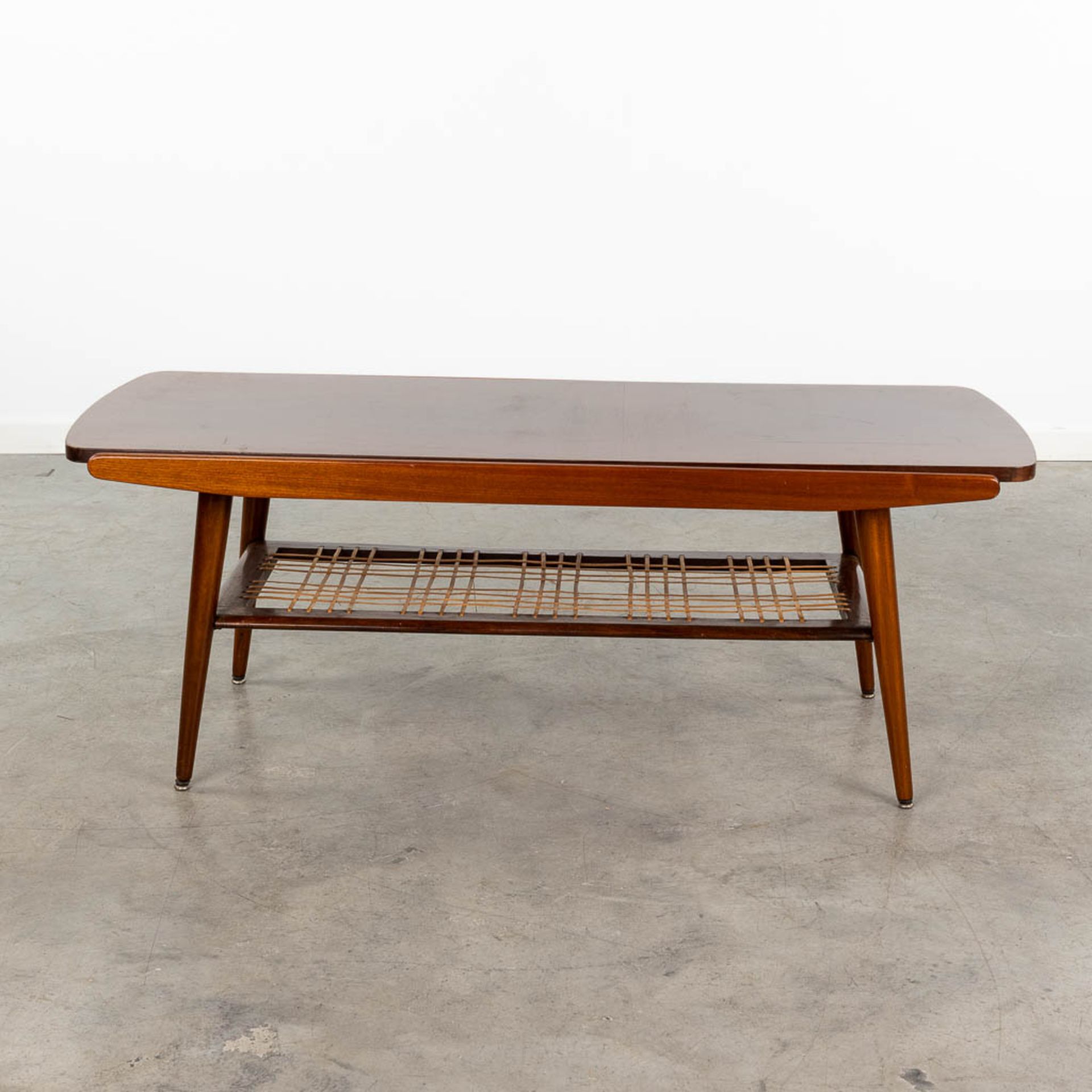 A mid-century coffee table with reversible table top, in the style of Louis Van Teeffelen. (L: 50 x - Bild 5 aus 11