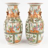 A pair of Chinese vases with Kanton decor. 19th/20th century. (H: 44 x D: 19 cm)