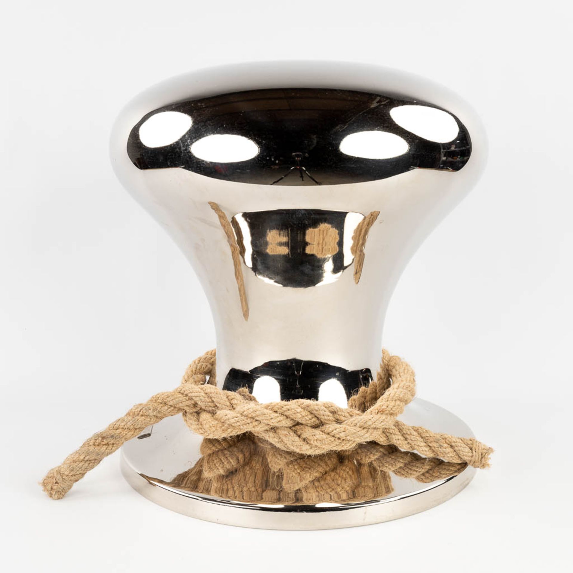 Philippi Design 'Hamburger Hocker Stool', a stool in the shape of a bollard. (H: 43 x D: 38 cm) - Image 3 of 10