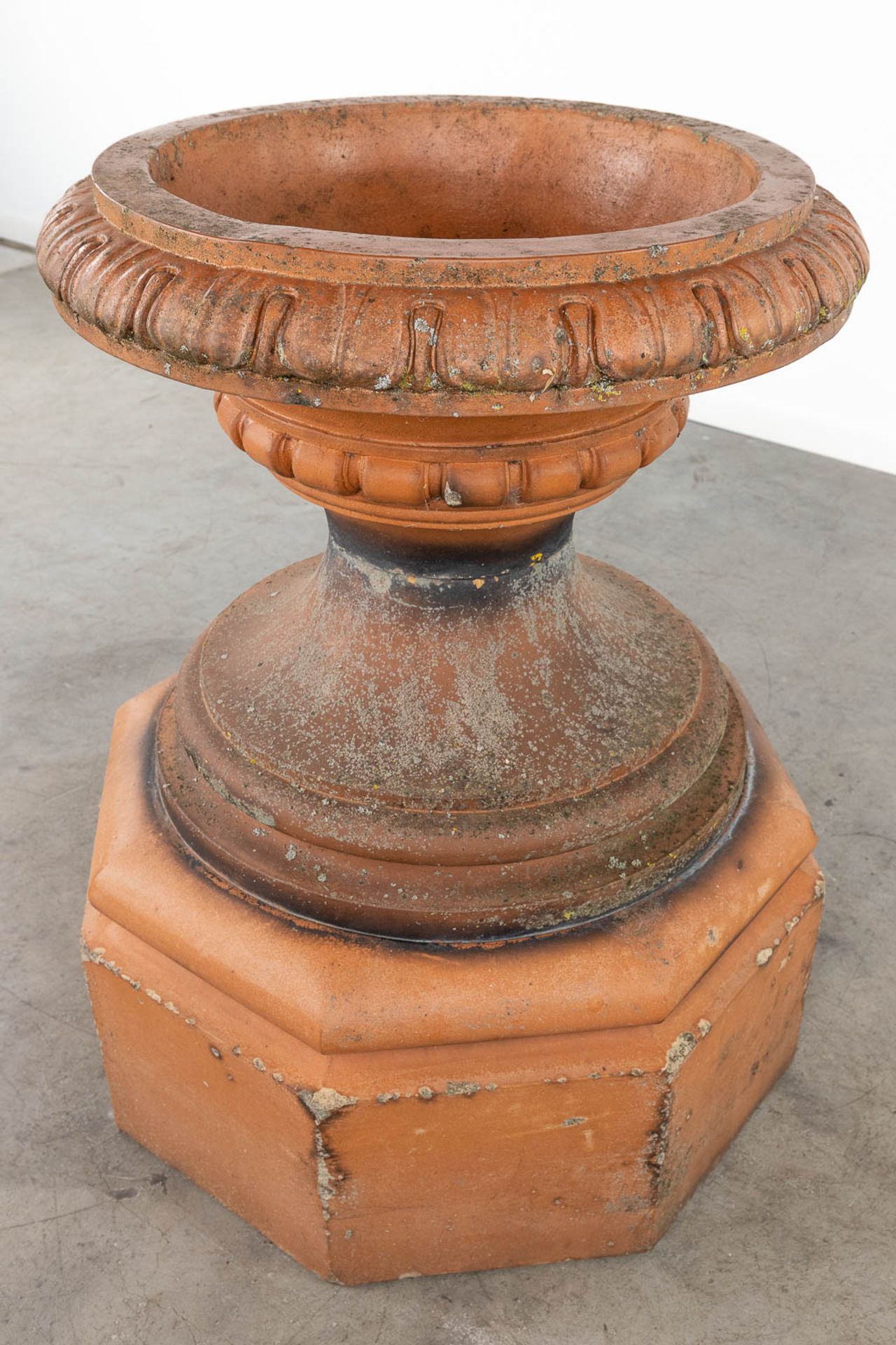 A large garden vase made of terracotta. (H: 90 x D: 70 cm) - Image 7 of 9