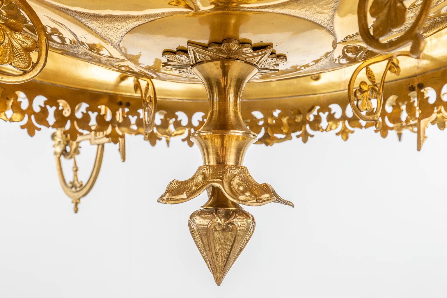 A large decorative chandelier, bronze, 20th C. (H: 95 x D: 93 cm) - Image 14 of 16