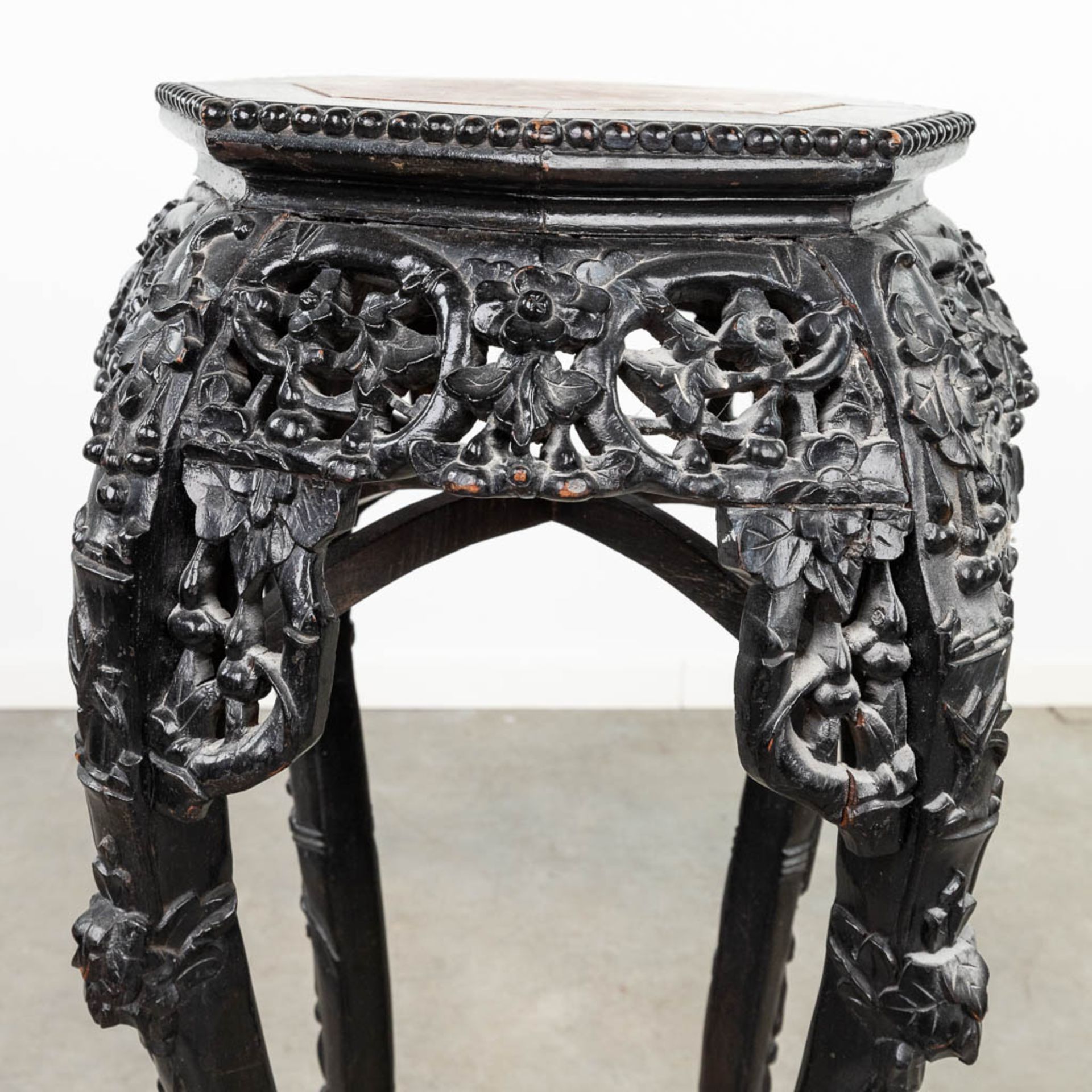 An Oriental high planter, made of hardwood and finished with marble. (L: 52 x W: 52 x H: 91 cm) - Image 8 of 13