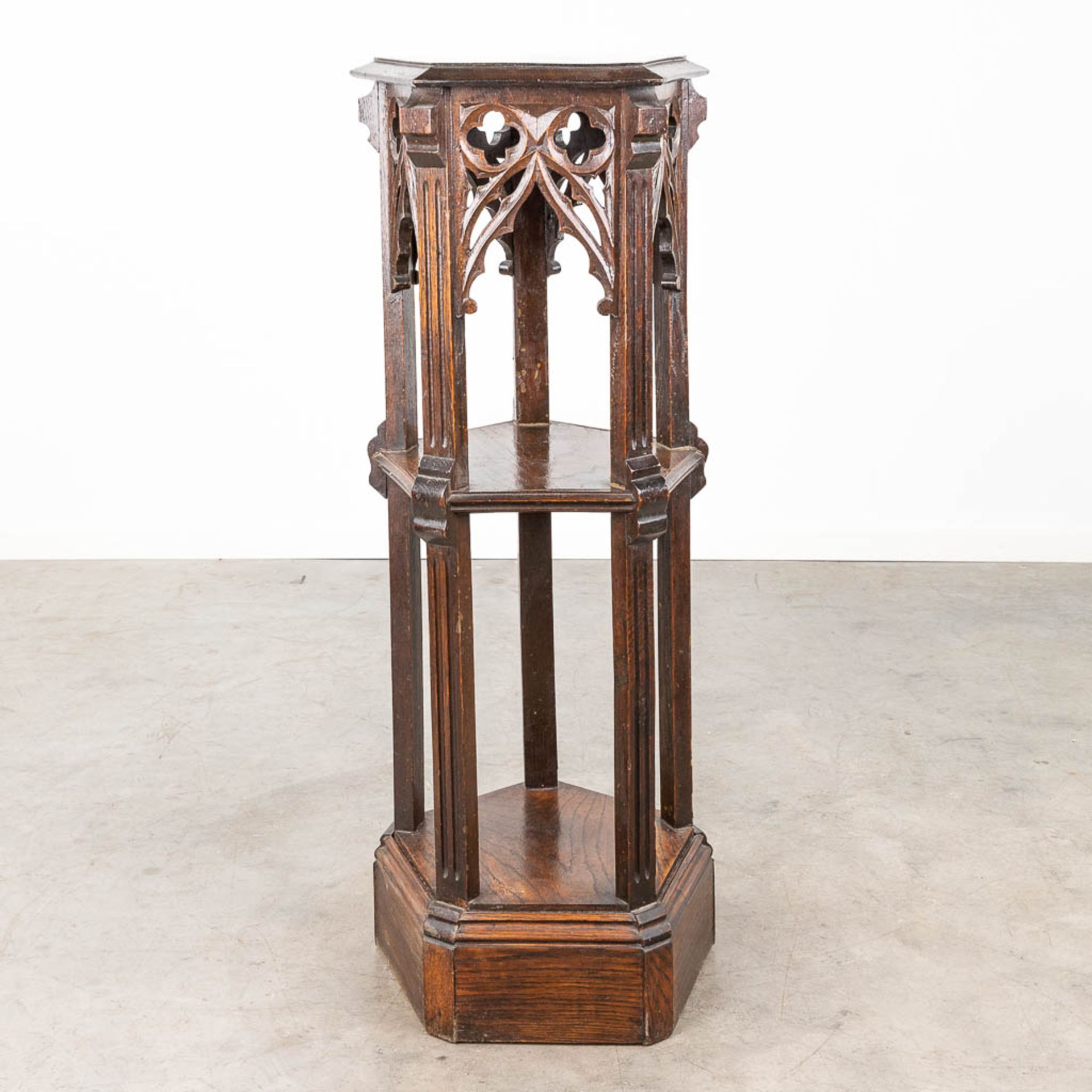 A pentagram pedestal, sculptured wood in Gothic Revival style. 19th C. (L: 41 x W: 46 x H: 111 cm) - Image 4 of 12