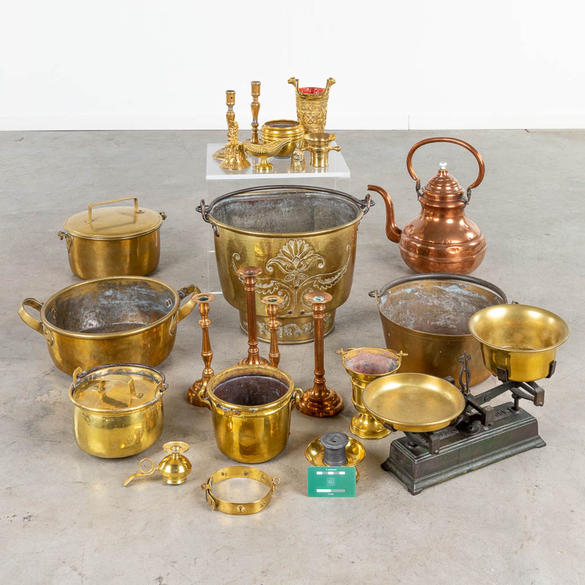 A collection of items made of red copper and brass. 18th/19th/20th C. - Image 2 of 9