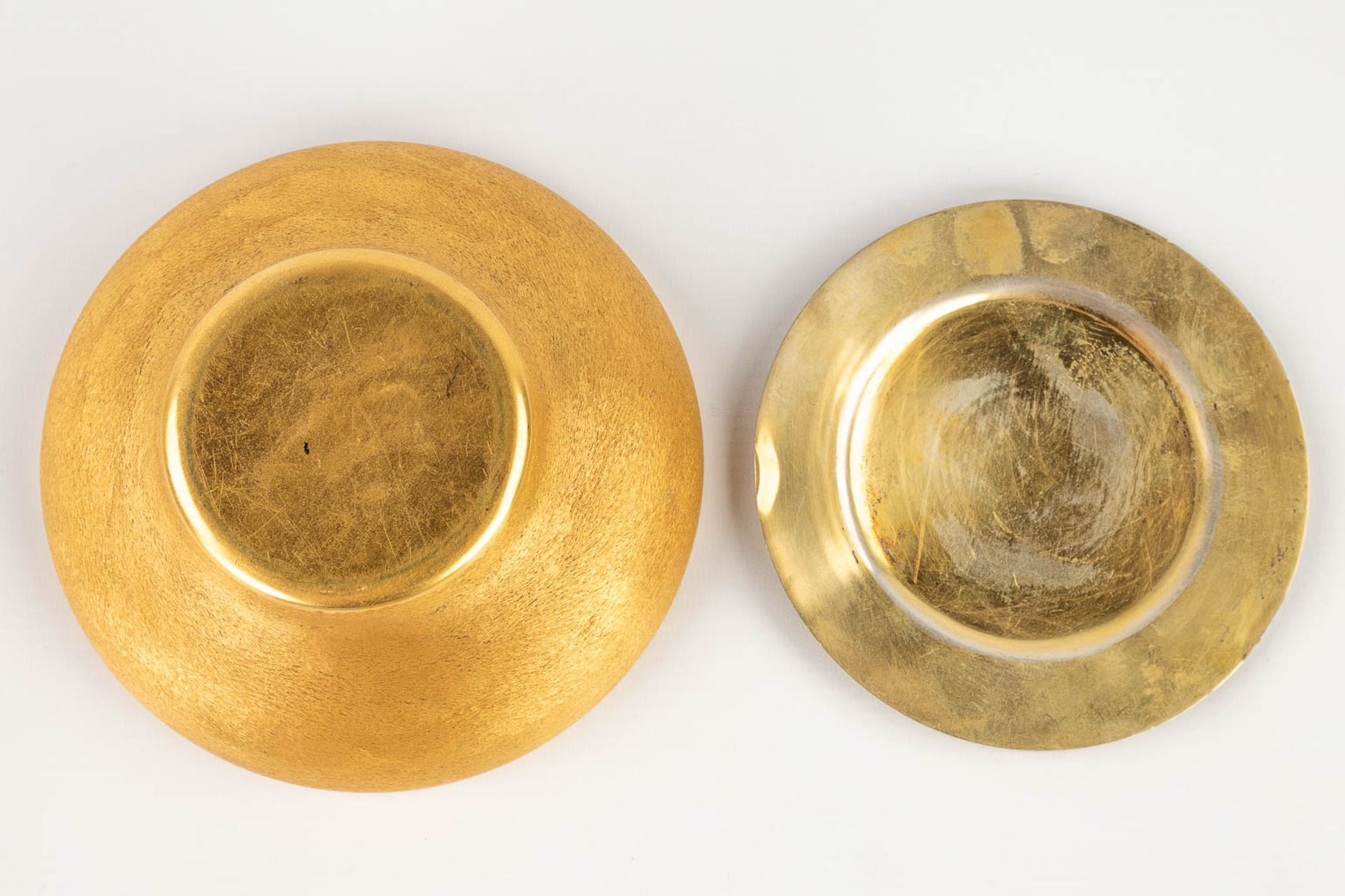 A collection of 4 sacred bread trays, gold-plated metal, added a paten made of silver. 20th C. (L: 1 - Image 11 of 12