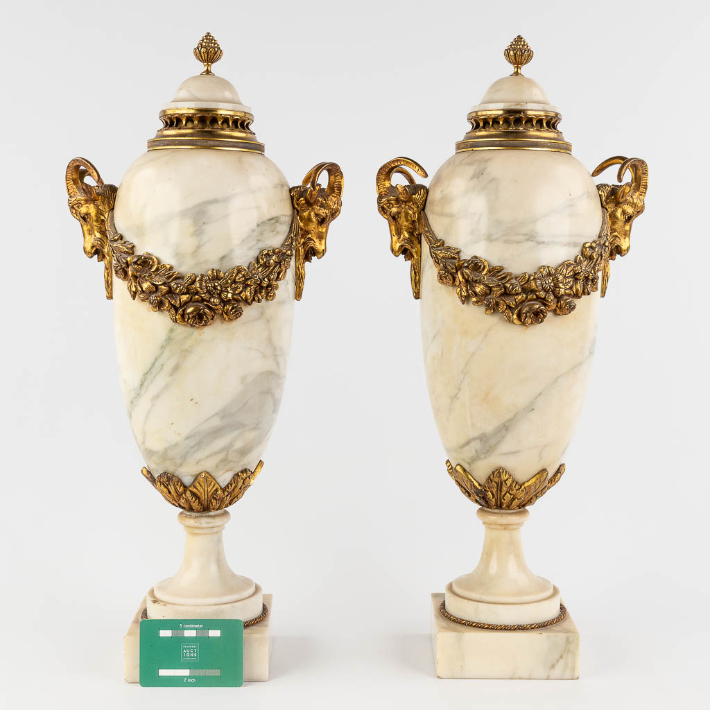 A pair of white marble cassolettes mounted with gilt bronze in Louis XVI style. 19th C. (W: 24 x H: - Image 2 of 14