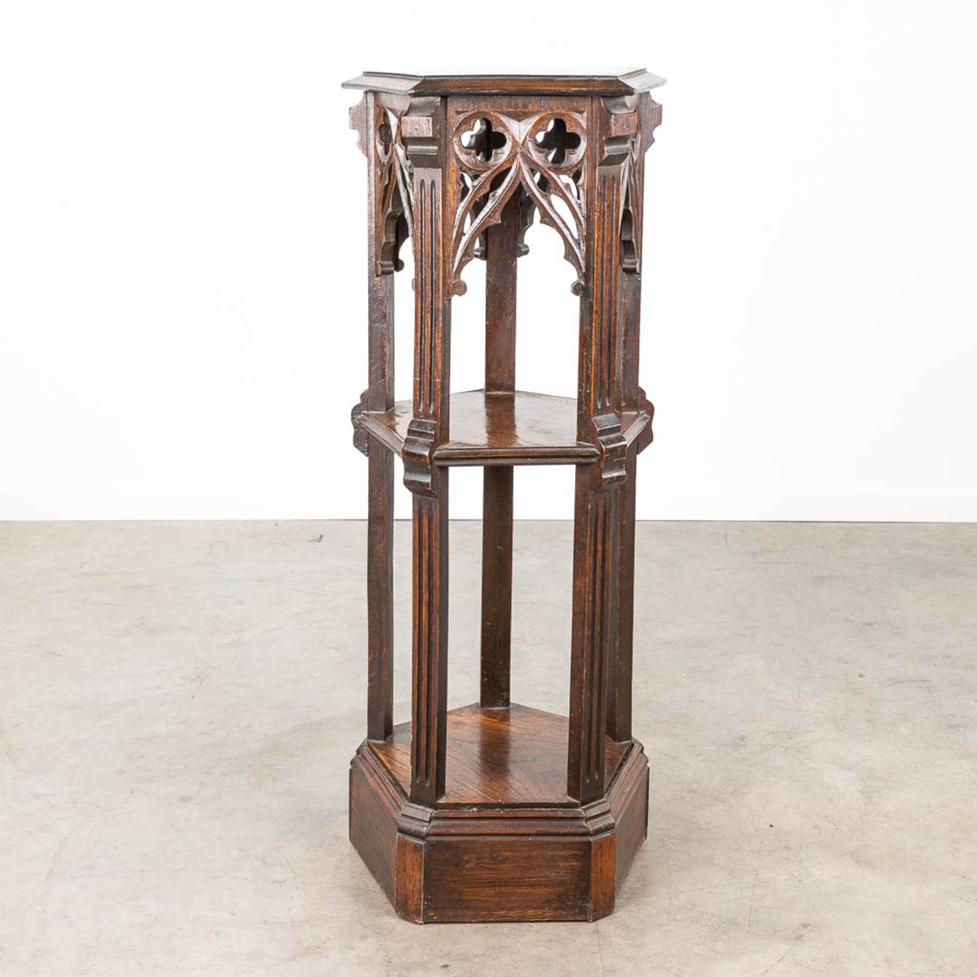 A pentagram pedestal, sculptured wood in Gothic Revival style. 19th C. (L: 41 x W: 46 x H: 111 cm) - Image 7 of 12