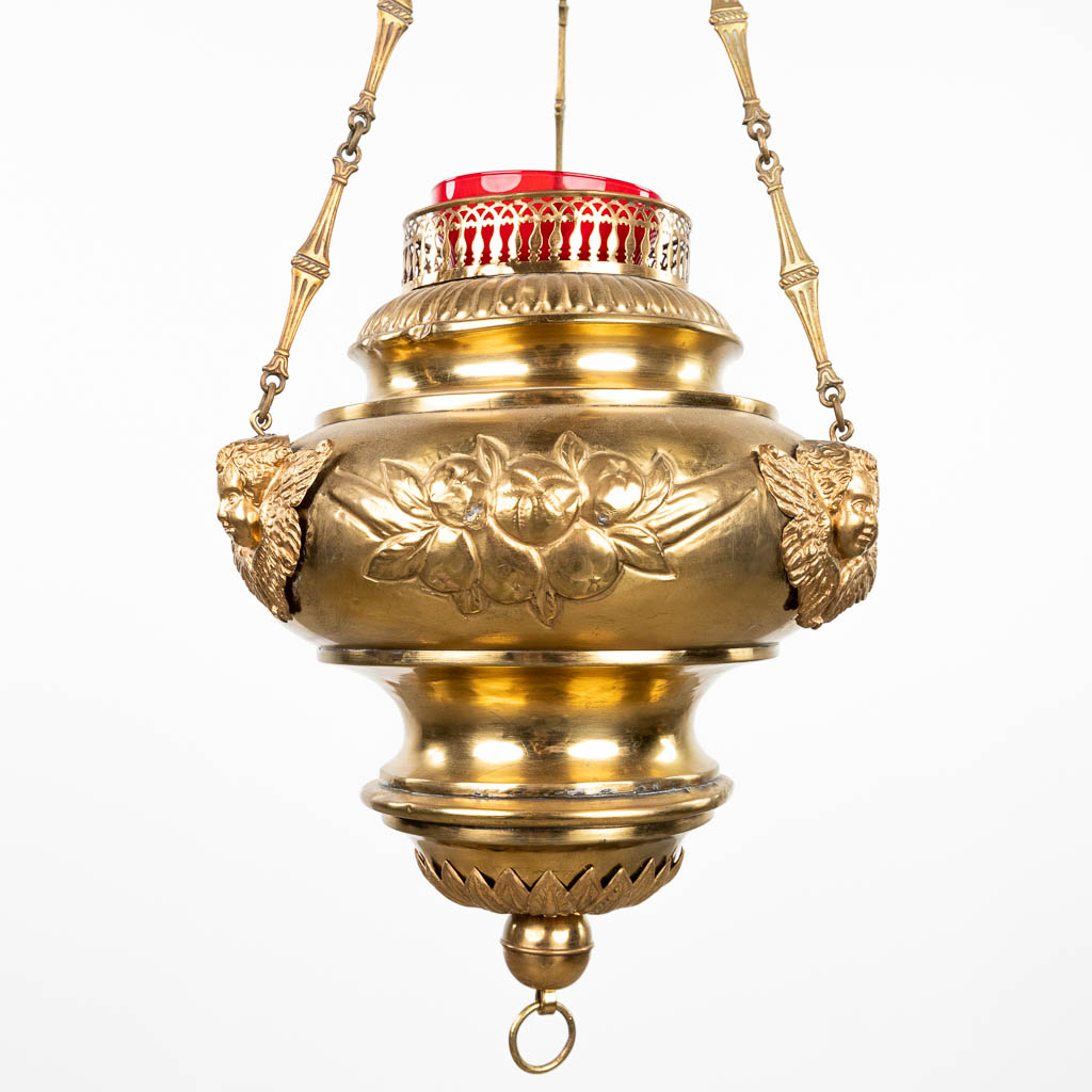 An antique sanctuary lamp / eternal light made of copper and decorated with angels. (H: 75 x D: 28 c - Image 4 of 11