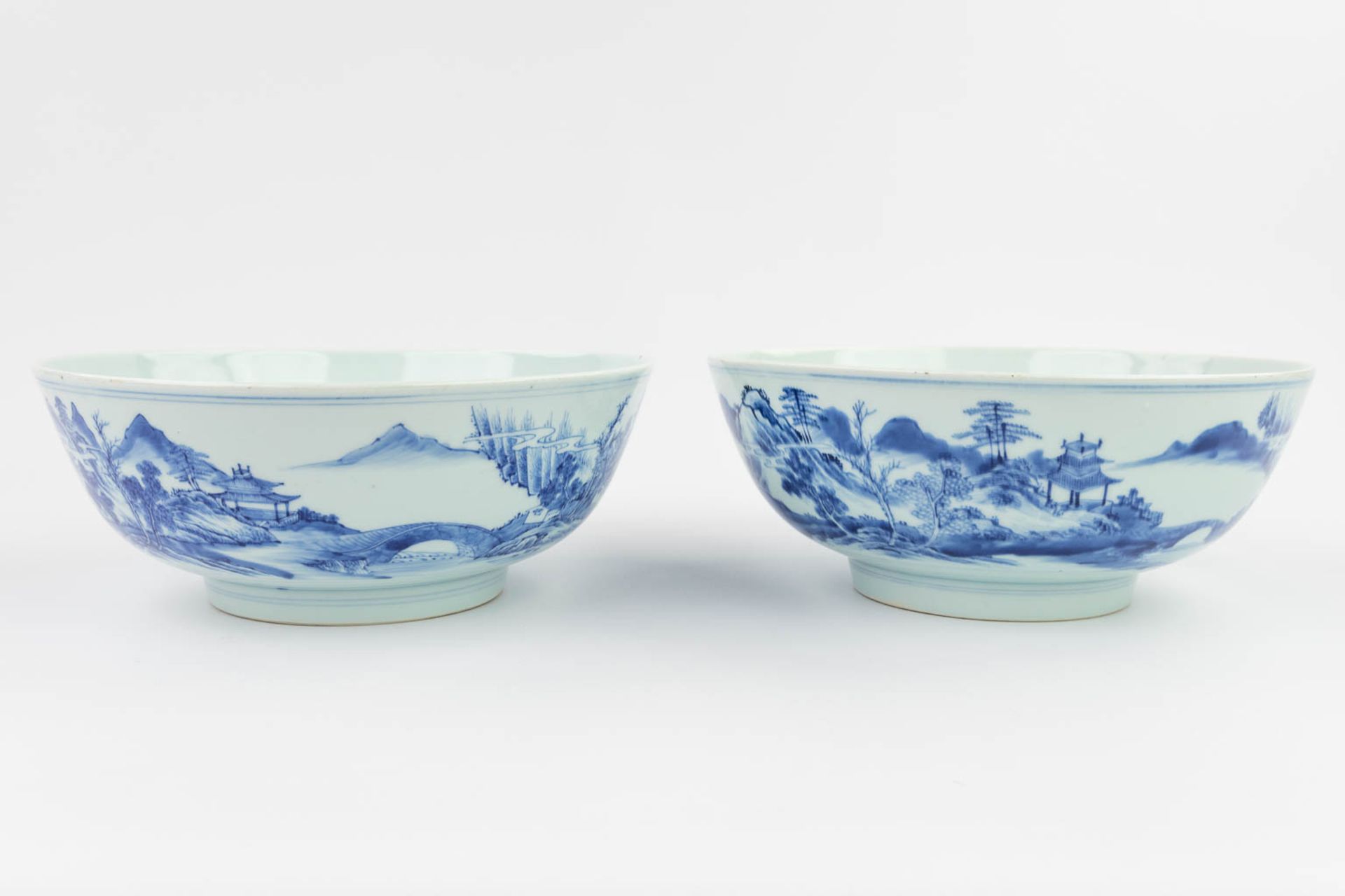 A pair of Chinese bowls made of blue-white porcelain. 18th/19th century. (H: 11 x D: 26,5 cm) - Image 2 of 17