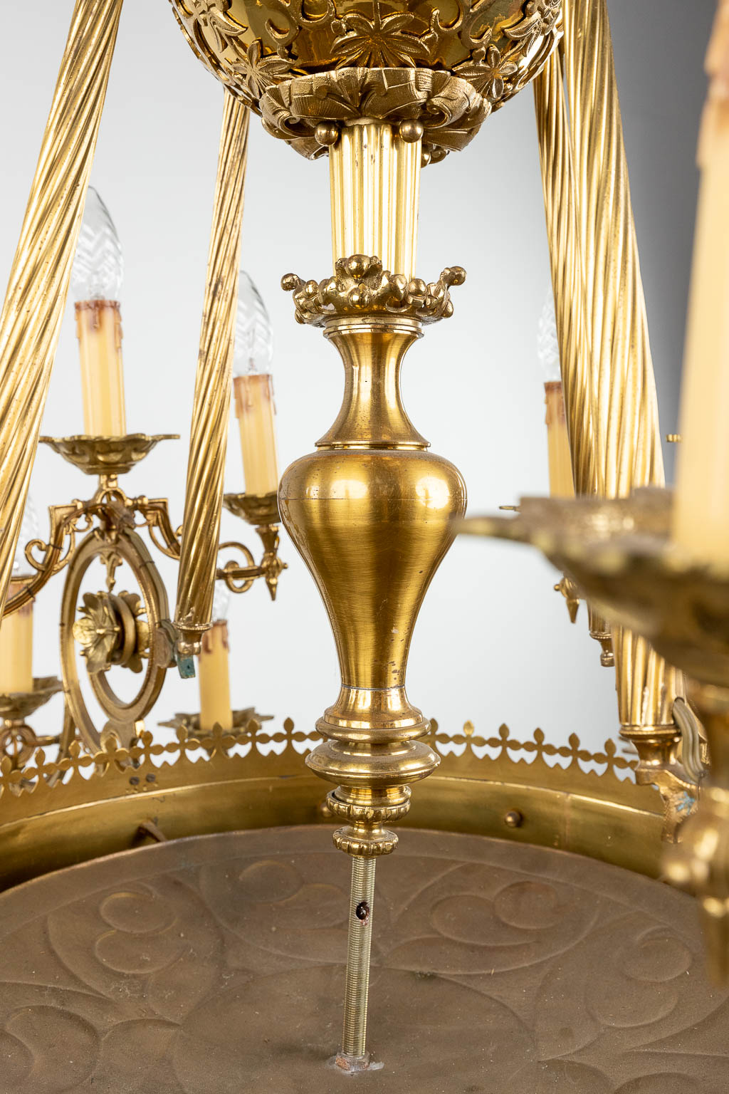 A large decorative chandelier, bronze, 20th C. (H: 95 x D: 93 cm) - Image 7 of 16