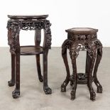A collection of 2 Chinese hardwood tables with a marble top. (H: 77 x D: 52 cm)