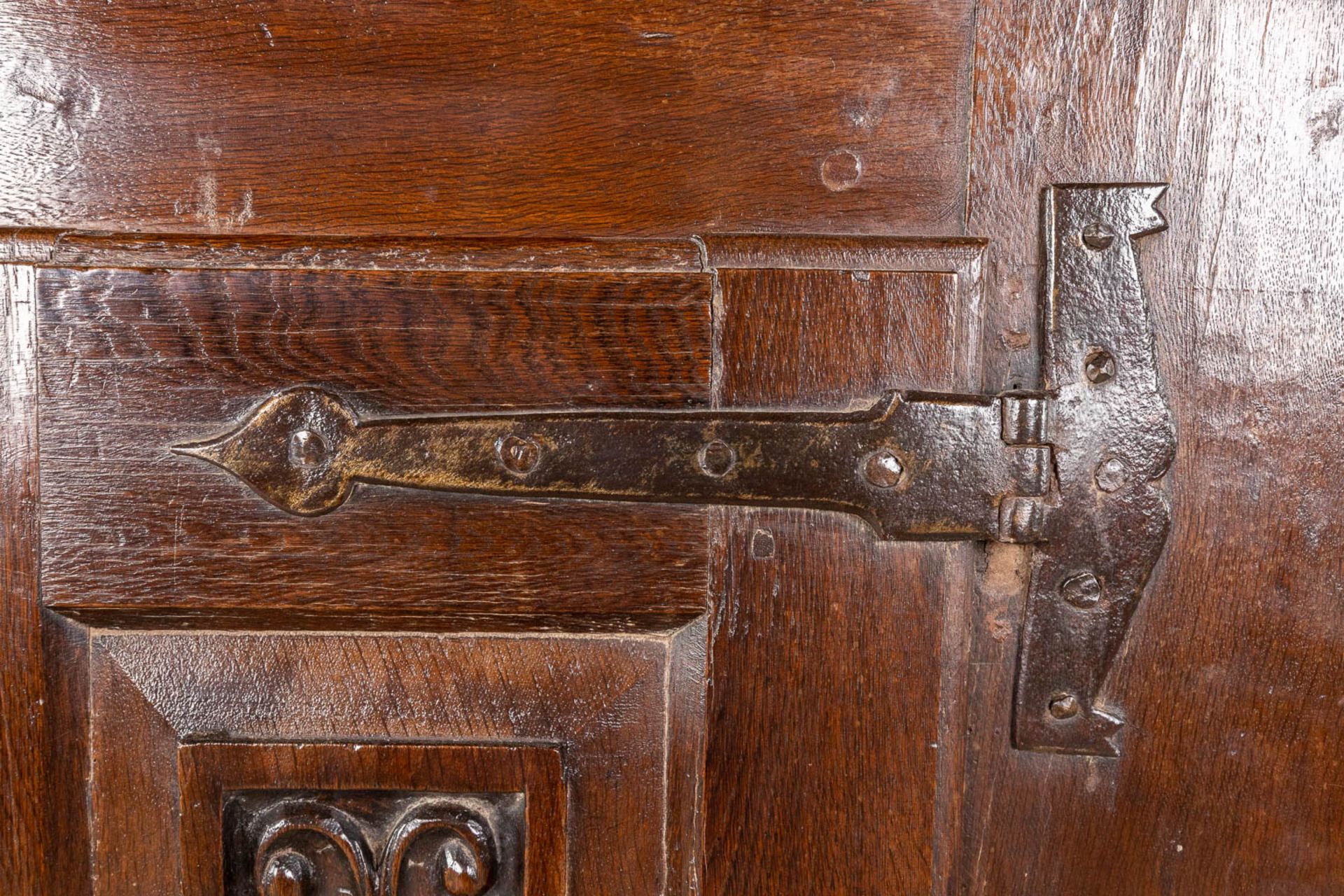 An antique three-door cabinet with sculptured oak doors, France, 17th C. (L: 55 x W: 175 x H: 151 cm - Image 10 of 23