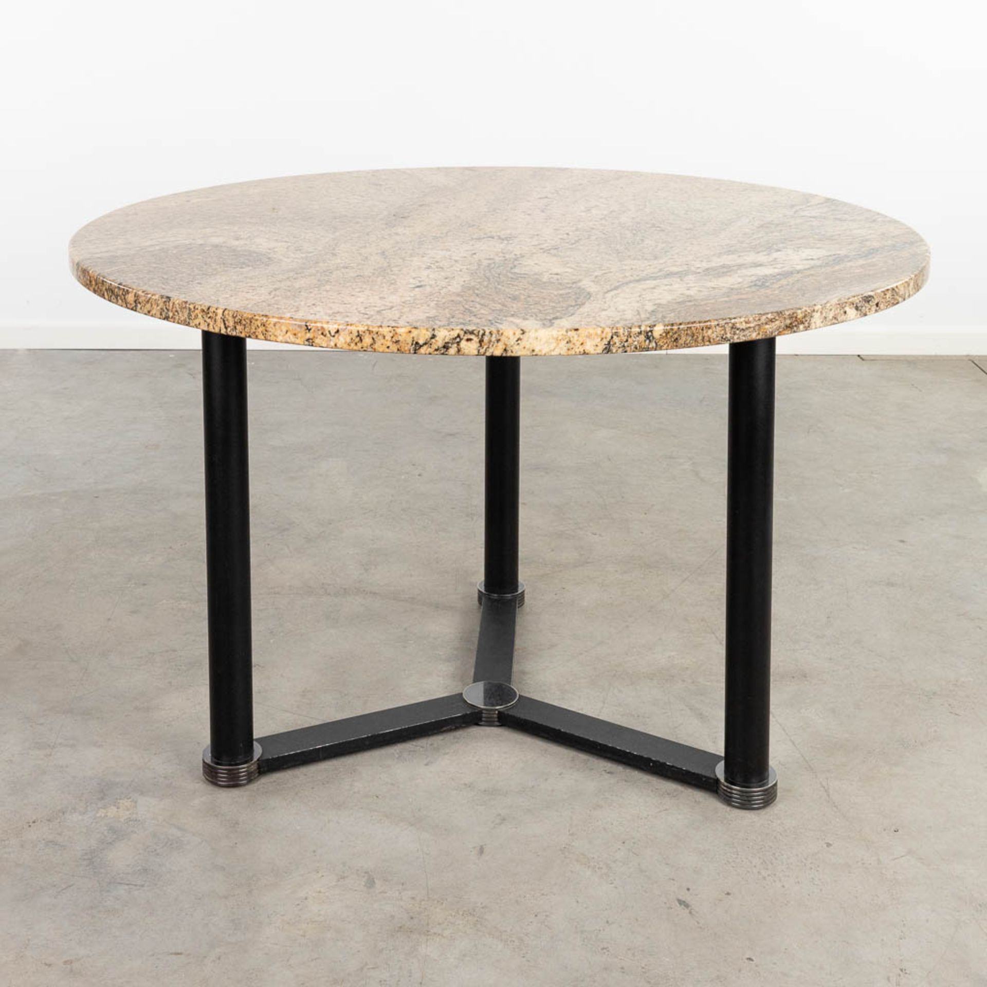 A round design table, with a marble top. Circa 1980. (H: 75 x D: 120 cm) - Bild 3 aus 7