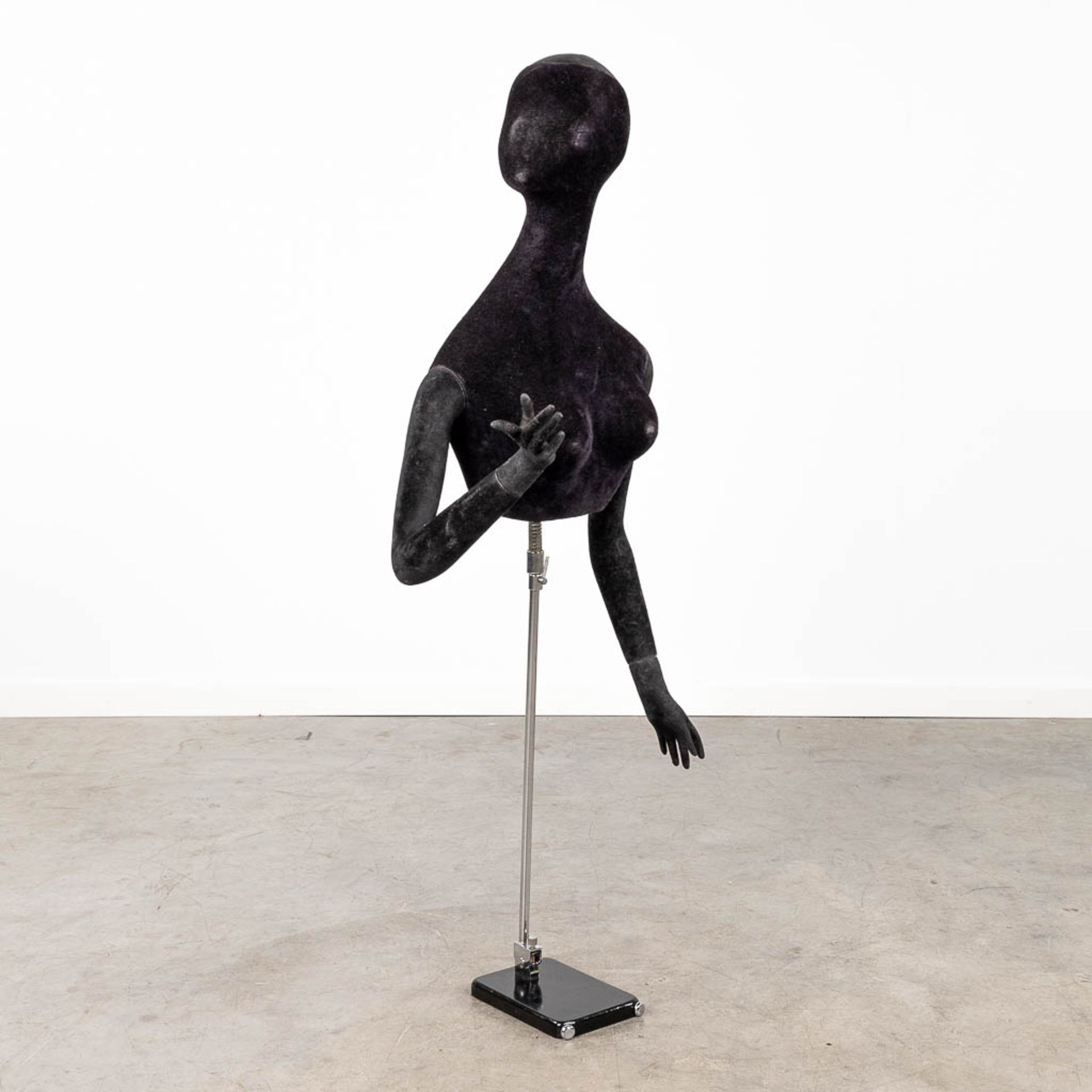 A fitting doll 'Moch Koln' on a metal base marked Vitra. (W: 55 x H: 124 cm) - Bild 3 aus 16