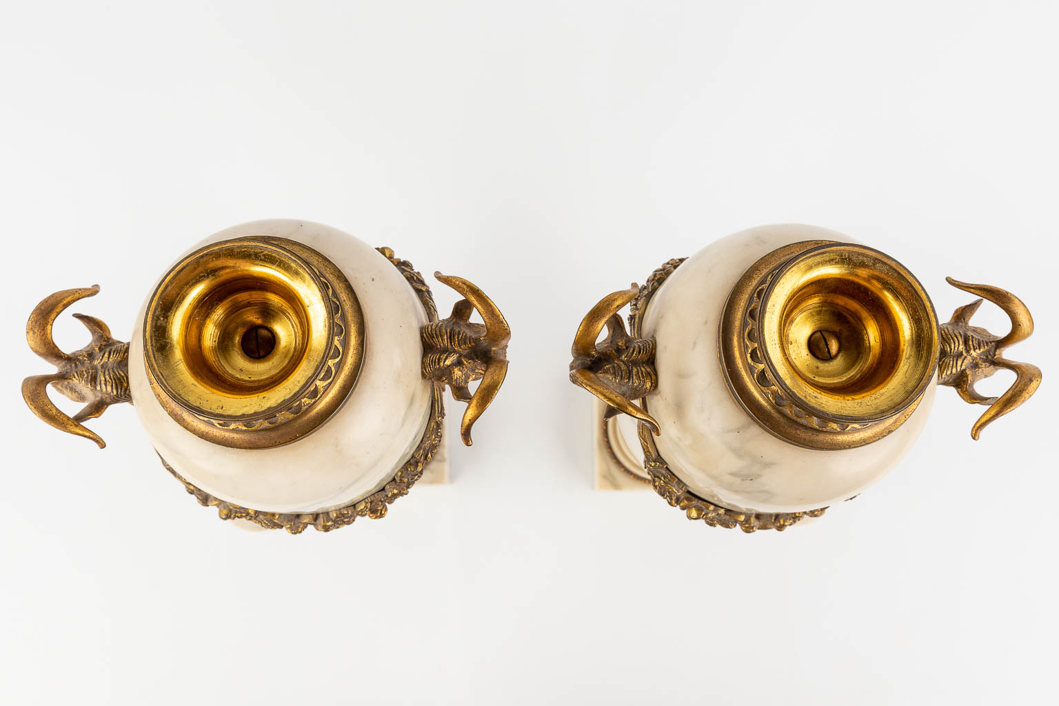 A pair of white marble cassolettes mounted with gilt bronze in Louis XVI style. 19th C. (W: 24 x H: - Image 14 of 14