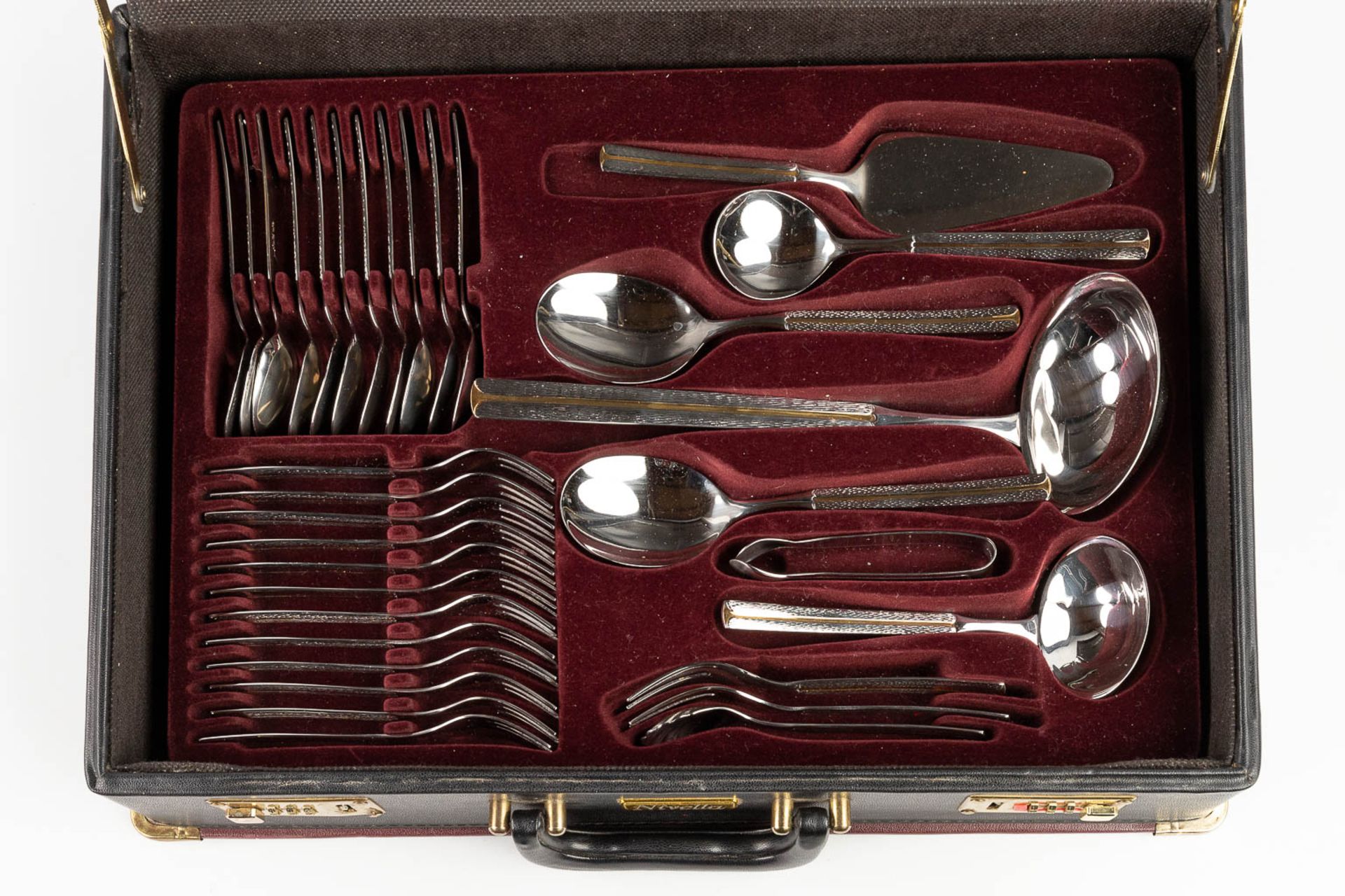 Nivella Solingen, an 82-piece cutlery set in a suitcase. Solingen, 18/10. (L: 35 x W: 47,5 x H: 11 c - Image 13 of 14