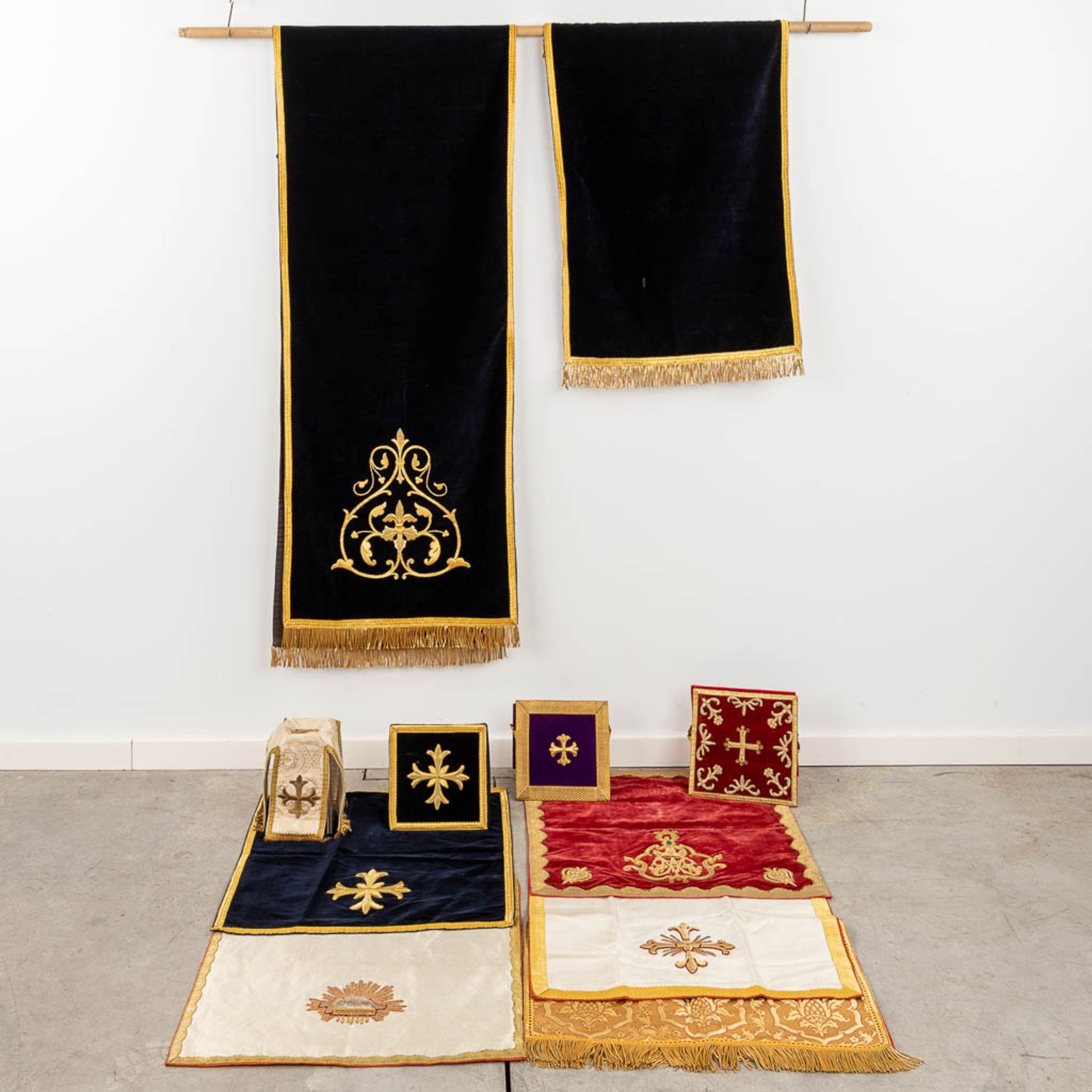 An assembled collection of liturgical fabric items, Chalice veil, Bursa, altar veil. 20ste eeuw.