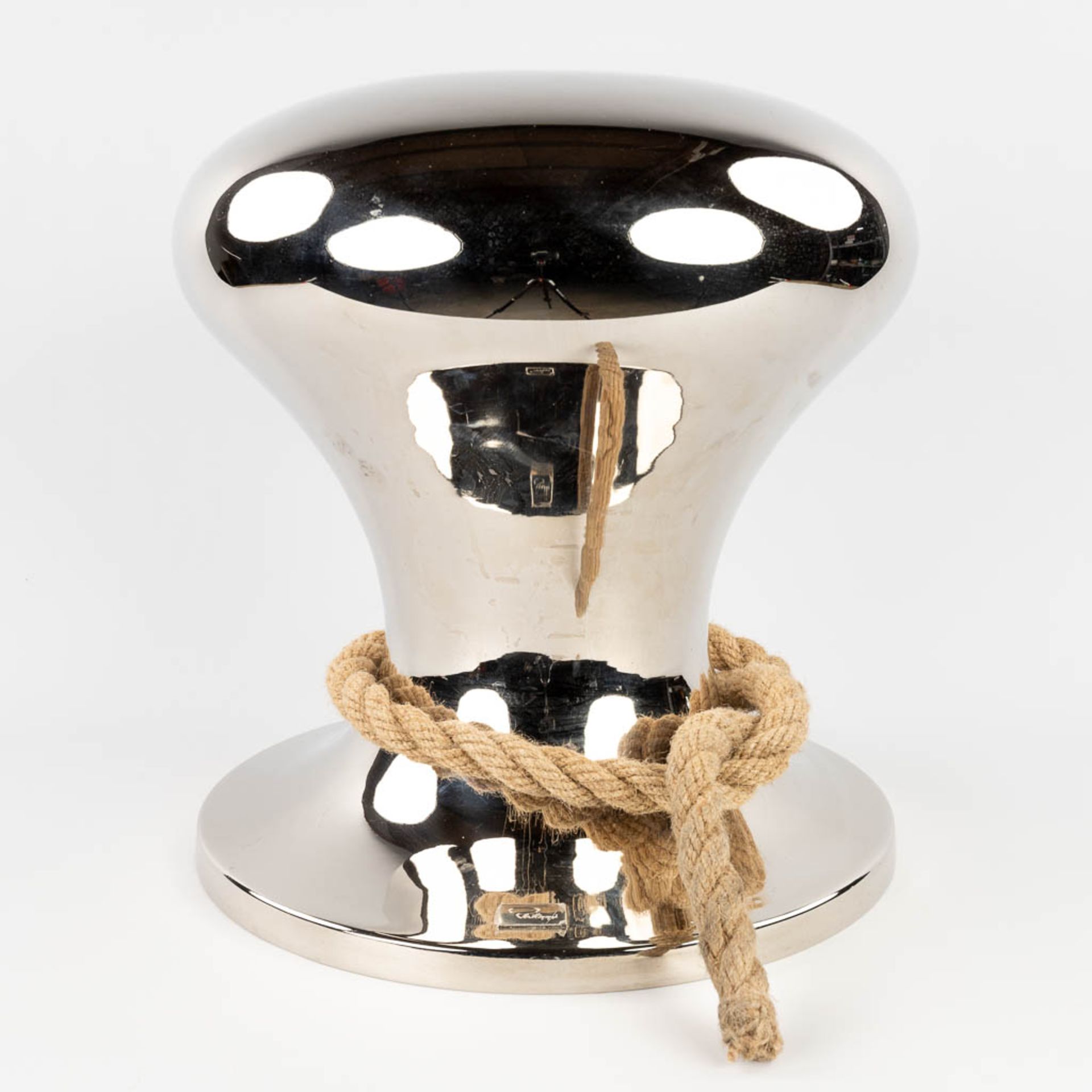 Philippi Design 'Hamburger Hocker Stool', a stool in the shape of a bollard. (H: 43 x D: 38 cm)