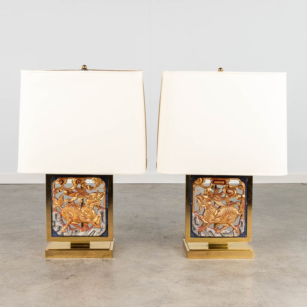 A pair of Chinoiserie style table lamps finished with sculptured panels. Circa 1970-1980. (L: 18,5 x